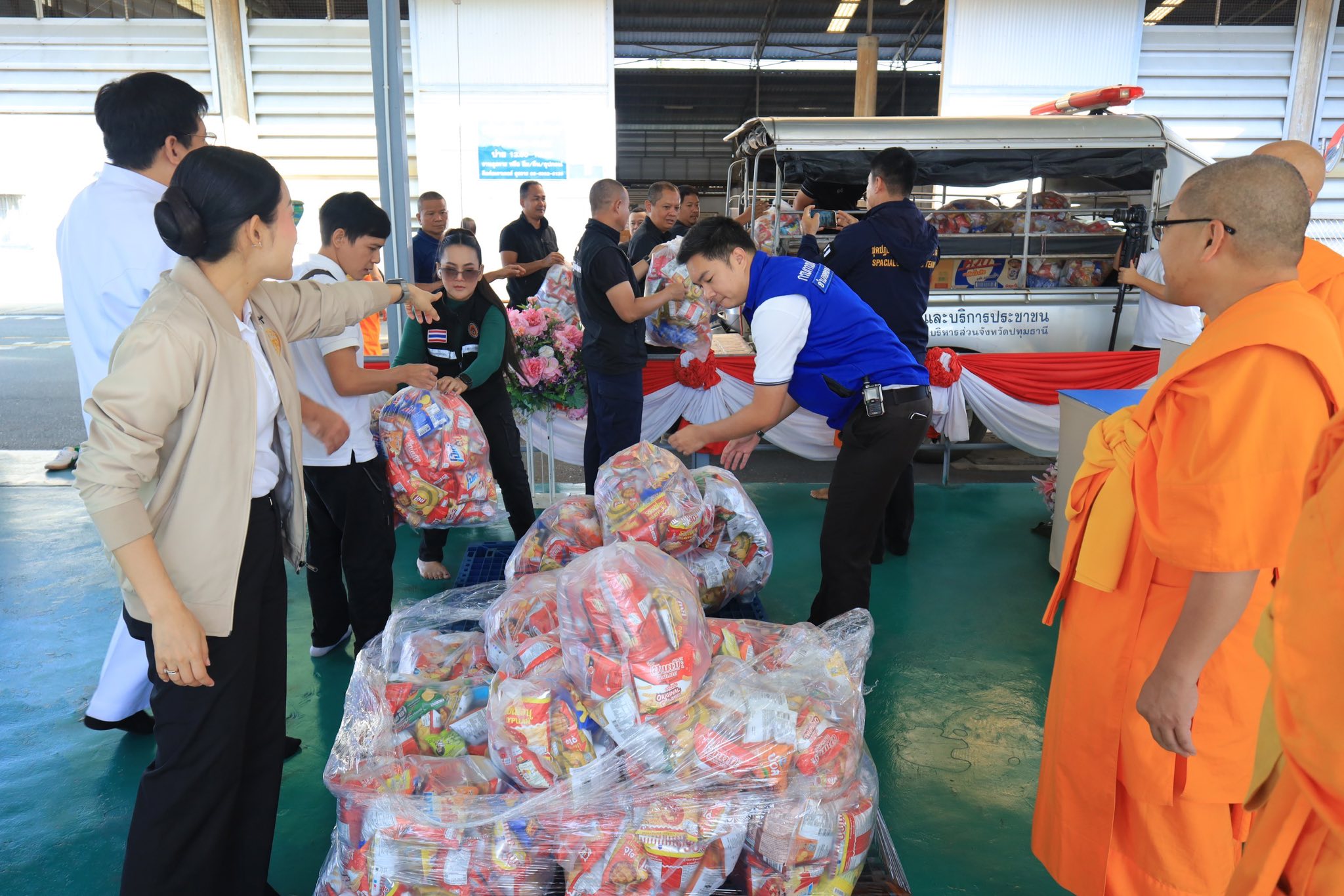 วัดพระธรรมกาย มอบอาหารพร้อมด้วยเครื่องดื่มแก่นายอำเภอคลองหลวง