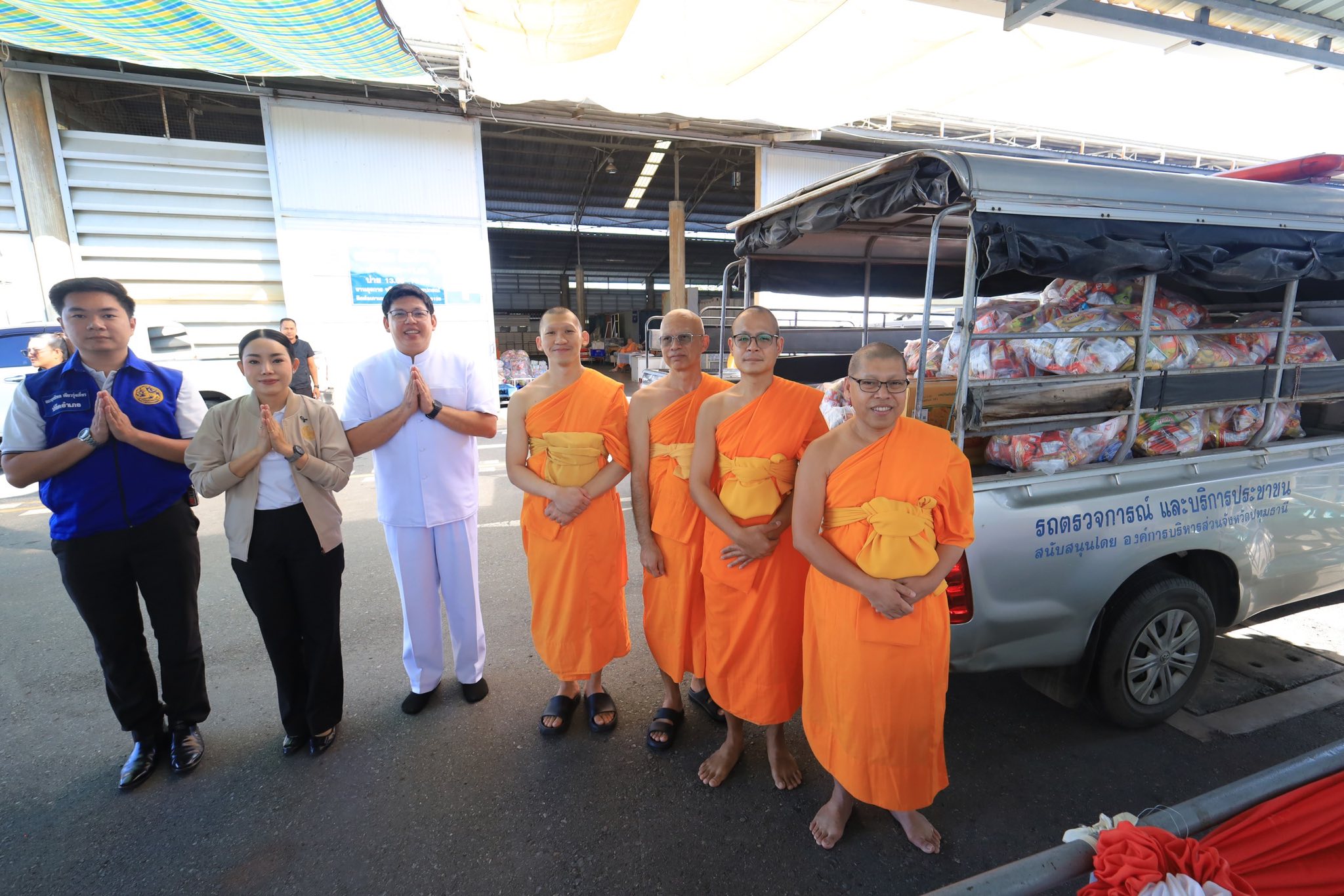 วัดพระธรรมกาย มอบอาหารพร้อมด้วยเครื่องดื่มแก่นายอำเภอคลองหลวง
