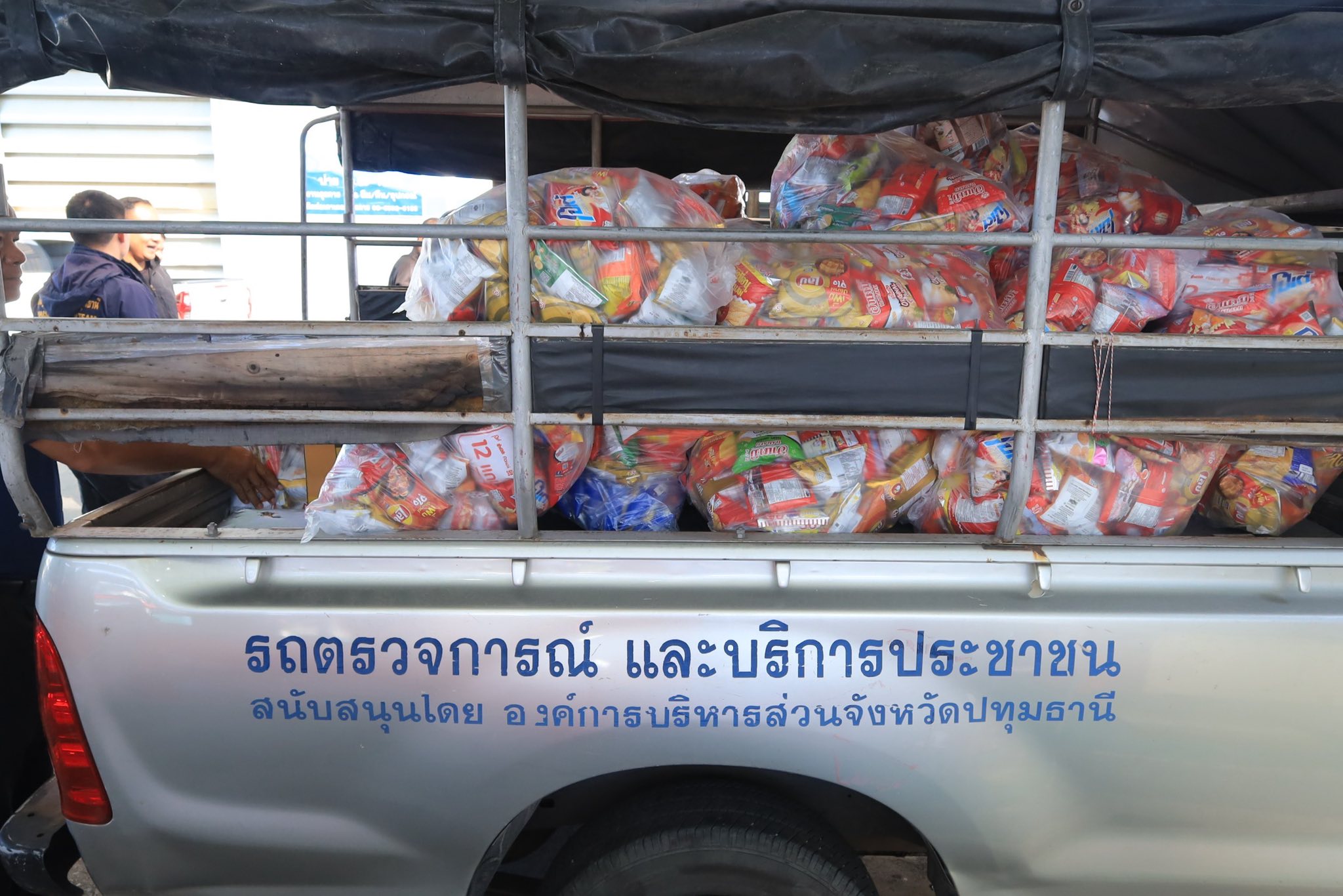 วัดพระธรรมกาย มอบอาหารพร้อมด้วยเครื่องดื่มแก่นายอำเภอคลองหลวง