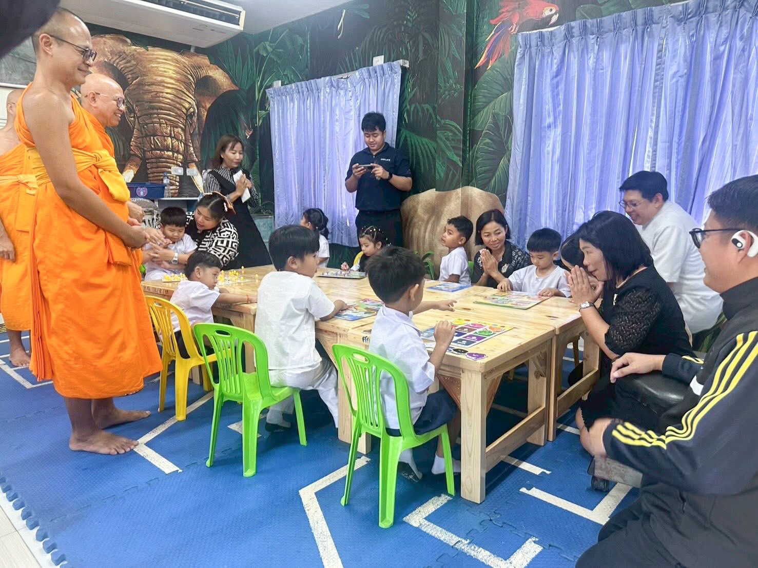 วัดพระธรรมกาย มอบอุปกรณ์การเรียนแก่ผู้อำนวยการศูนย์การศึกษาพิเศษ ประจำจังหวัดปทุมธานี