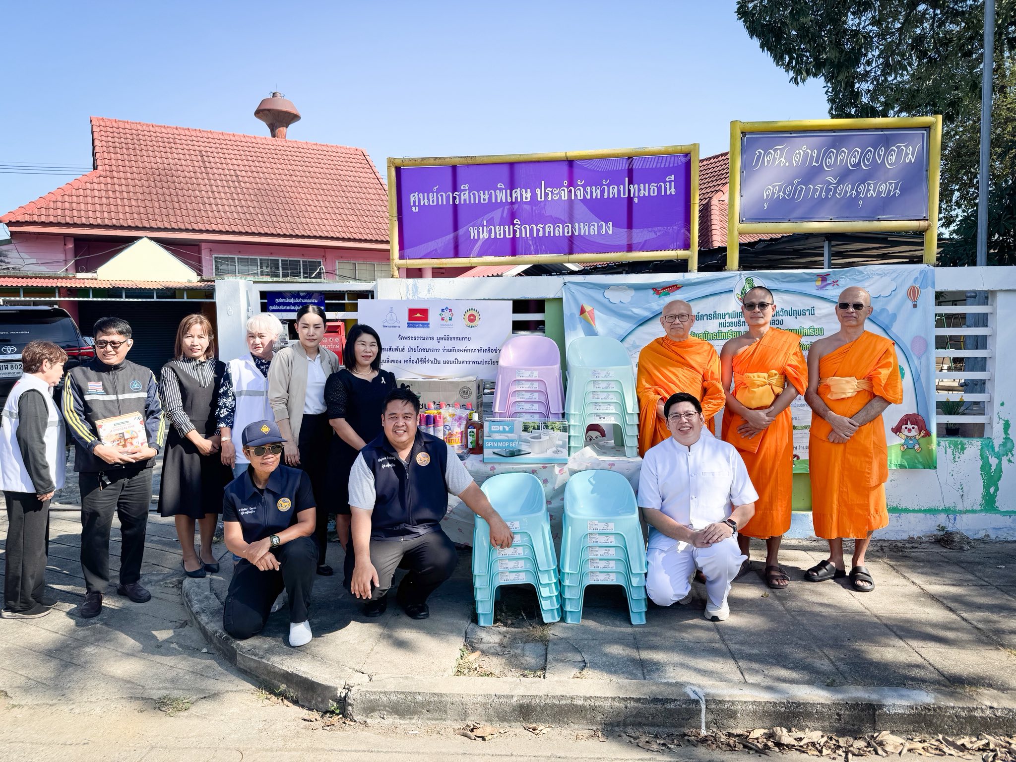วัดพระธรรมกาย มอบอุปกรณ์การเรียนแก่ผู้อำนวยการศูนย์การศึกษาพิเศษ ประจำจังหวัดปทุมธานี