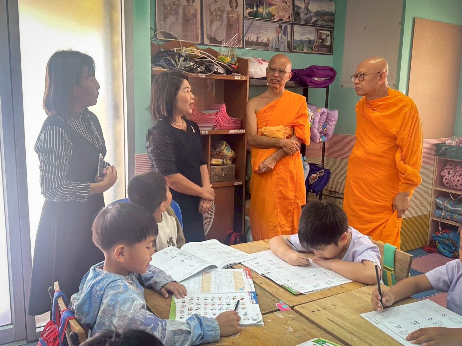 วัดพระธรรมกาย มอบอุปกรณ์การเรียนแก่ผู้อำนวยการศูนย์การศึกษาพิเศษ ประจำจังหวัดปทุมธานี