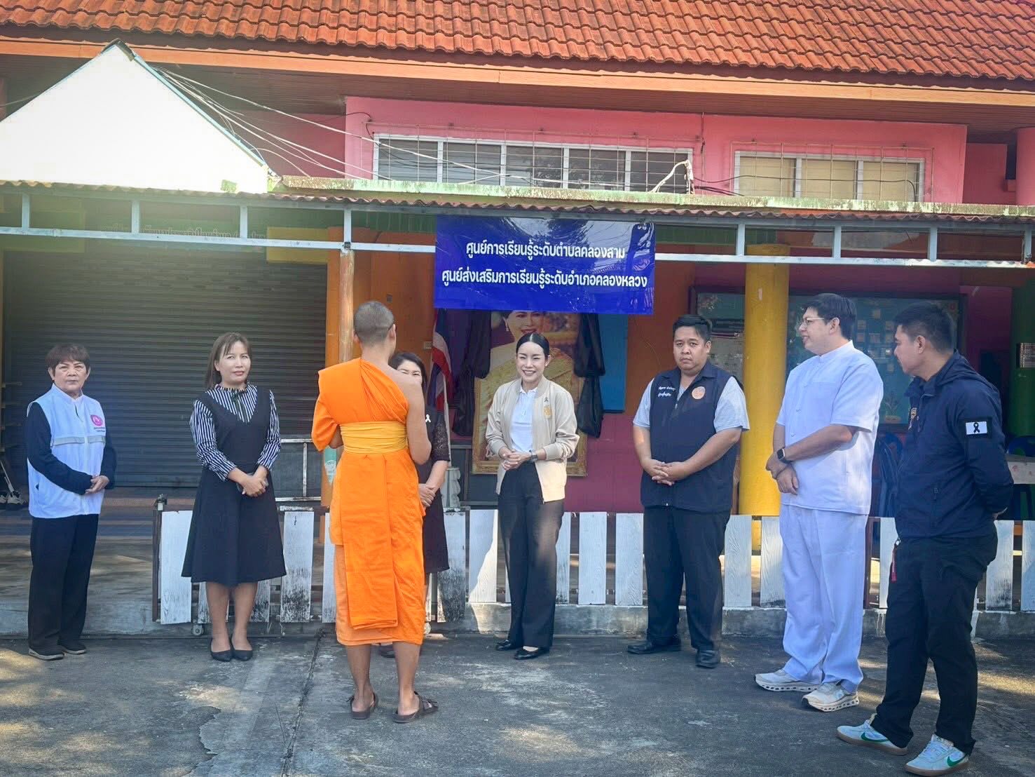 วัดพระธรรมกาย มอบอุปกรณ์การเรียนแก่ผู้อำนวยการศูนย์การศึกษาพิเศษ ประจำจังหวัดปทุมธานี