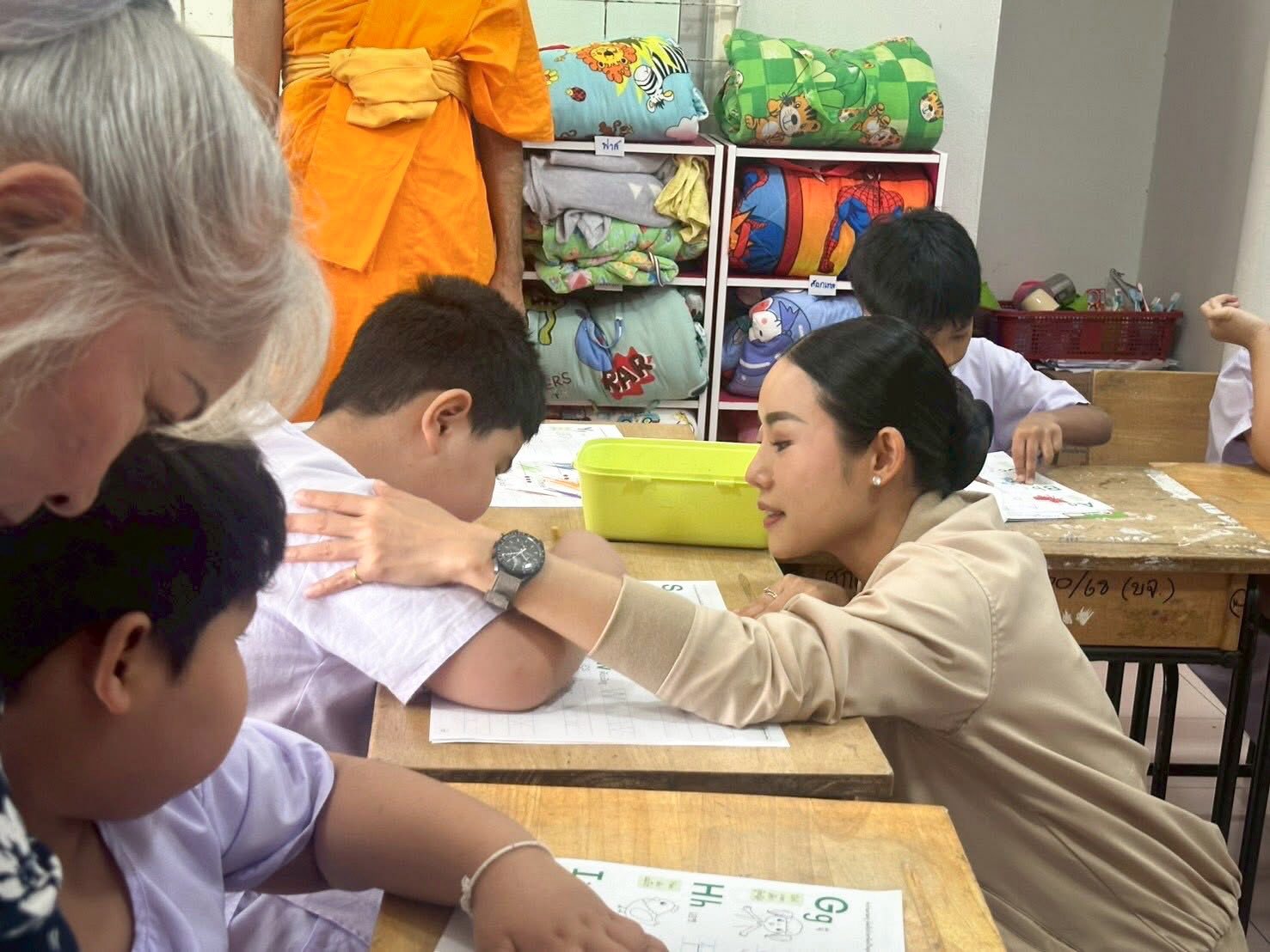 วัดพระธรรมกาย มอบอุปกรณ์การเรียนแก่ผู้อำนวยการศูนย์การศึกษาพิเศษ ประจำจังหวัดปทุมธานี