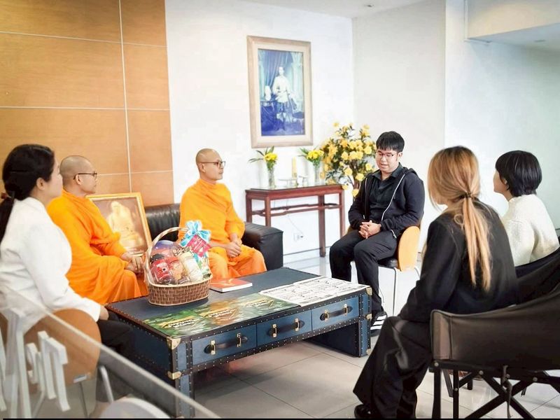 ผู้ช่วยเจ้าอาวาสวัดพระธรรมกาย พร้อมด้วยเจ้าหน้าที่ฝ่ายประชาสัมพันธ์ อำนวยพรสื่อมวลชนเนื่องในเทศกาลปีใหม่