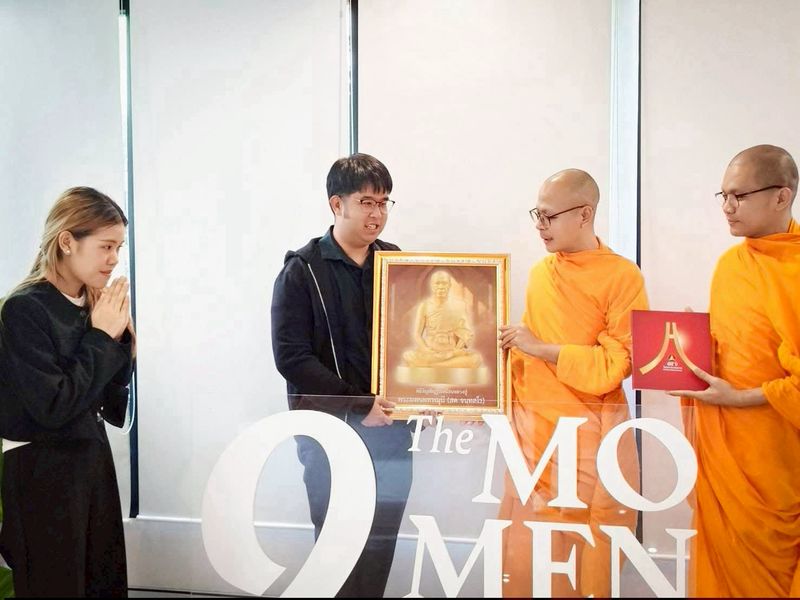 ผู้ช่วยเจ้าอาวาสวัดพระธรรมกาย พร้อมด้วยเจ้าหน้าที่ฝ่ายประชาสัมพันธ์ อำนวยพรสื่อมวลชนเนื่องในเทศกาลปีใหม่