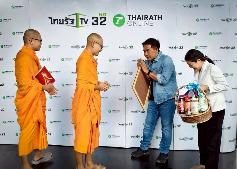 ผู้ช่วยเจ้าอาวาสวัดพระธรรมกาย พร้อมด้วยเจ้าหน้าที่ฝ่ายประชาสัมพันธ์ อำนวยพรสื่อมวลชนเนื่องในเทศกาลปีใหม่