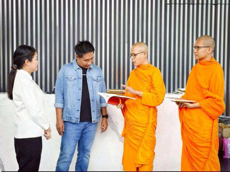 ผู้ช่วยเจ้าอาวาสวัดพระธรรมกาย พร้อมด้วยเจ้าหน้าที่ฝ่ายประชาสัมพันธ์ อำนวยพรสื่อมวลชนเนื่องในเทศกาลปีใหม่