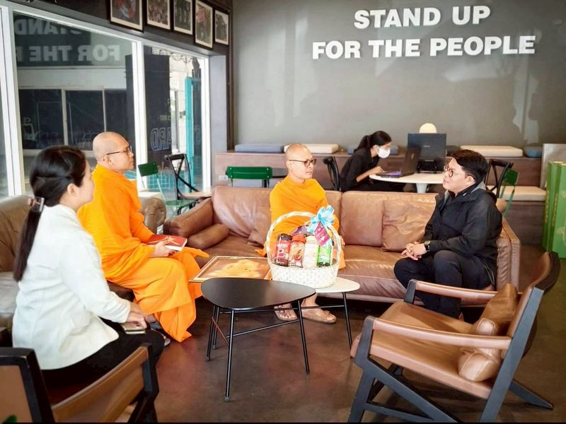 ผู้ช่วยเจ้าอาวาสวัดพระธรรมกาย พร้อมด้วยเจ้าหน้าที่ฝ่ายประชาสัมพันธ์ อำนวยพรสื่อมวลชนเนื่องในเทศกาลปีใหม่