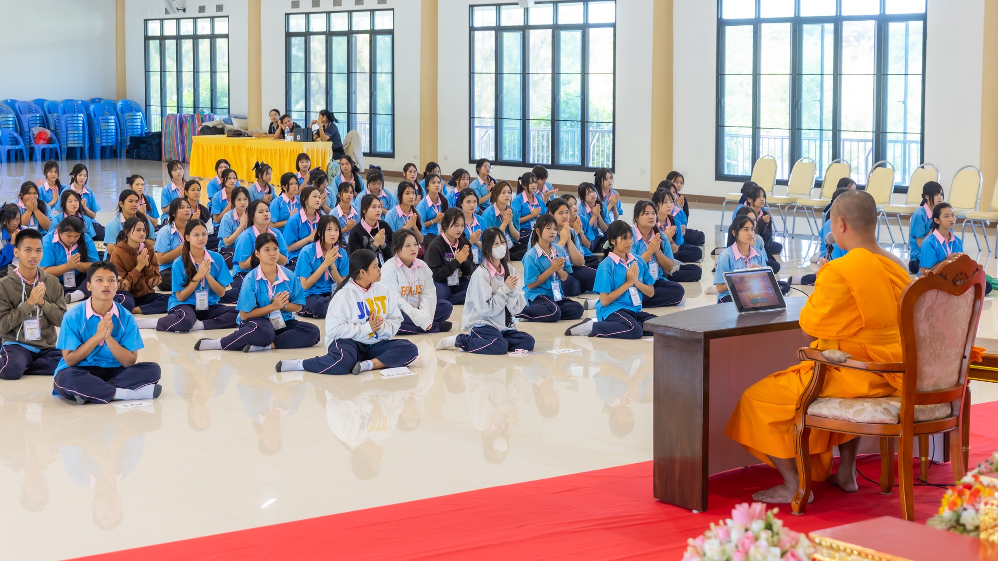 นักเรียนโรงเรียนเตรียมอุดมศึกษาน้อมเกล้า ปทุมธานี เข้าค่ายอบรมศีลธรรม