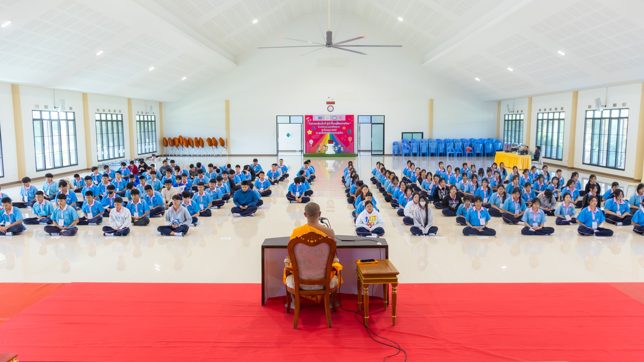 นักเรียนโรงเรียนเตรียมอุดมศึกษาน้อมเกล้า ปทุมธานี เข้าค่ายอบรมศีลธรรม