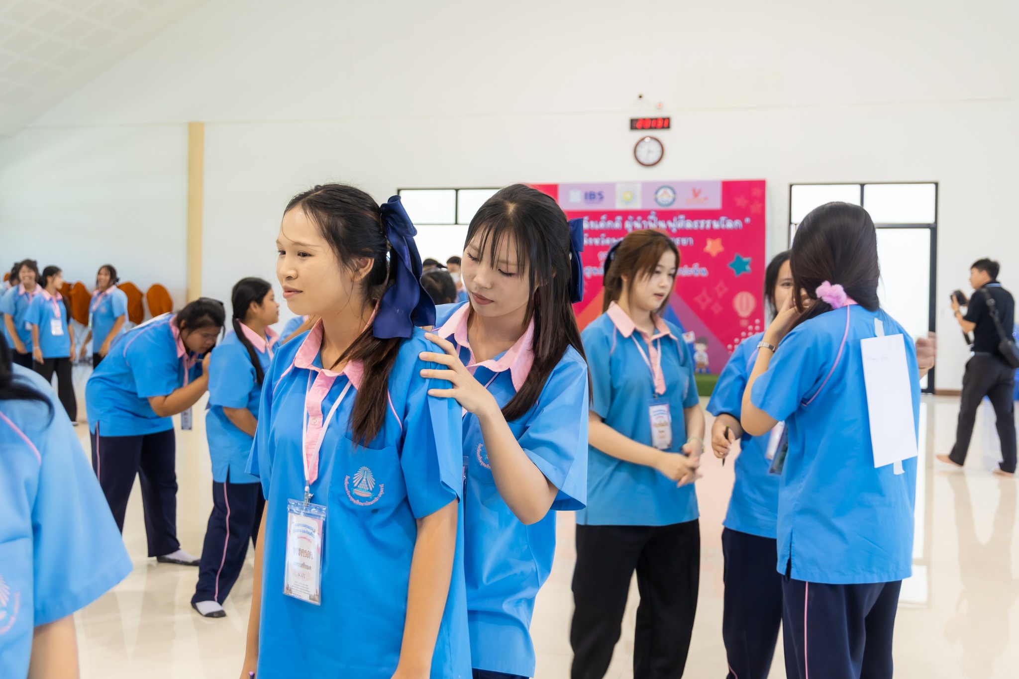 นักเรียนโรงเรียนเตรียมอุดมศึกษาน้อมเกล้า ปทุมธานี เข้าค่ายอบรมศีลธรรม