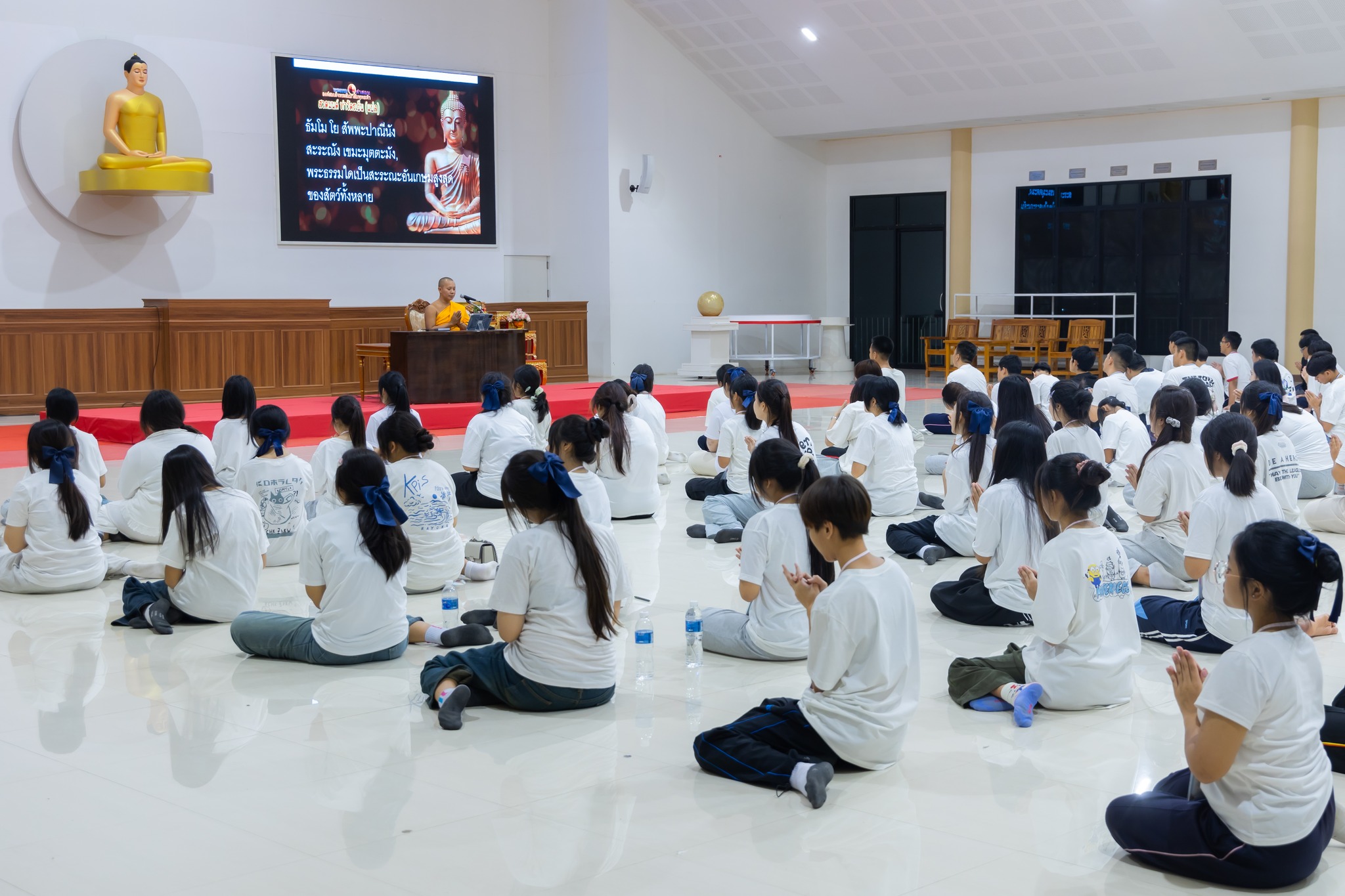 นักเรียนโรงเรียนเตรียมอุดมศึกษาน้อมเกล้า ปทุมธานี เข้าค่ายอบรมศีลธรรม