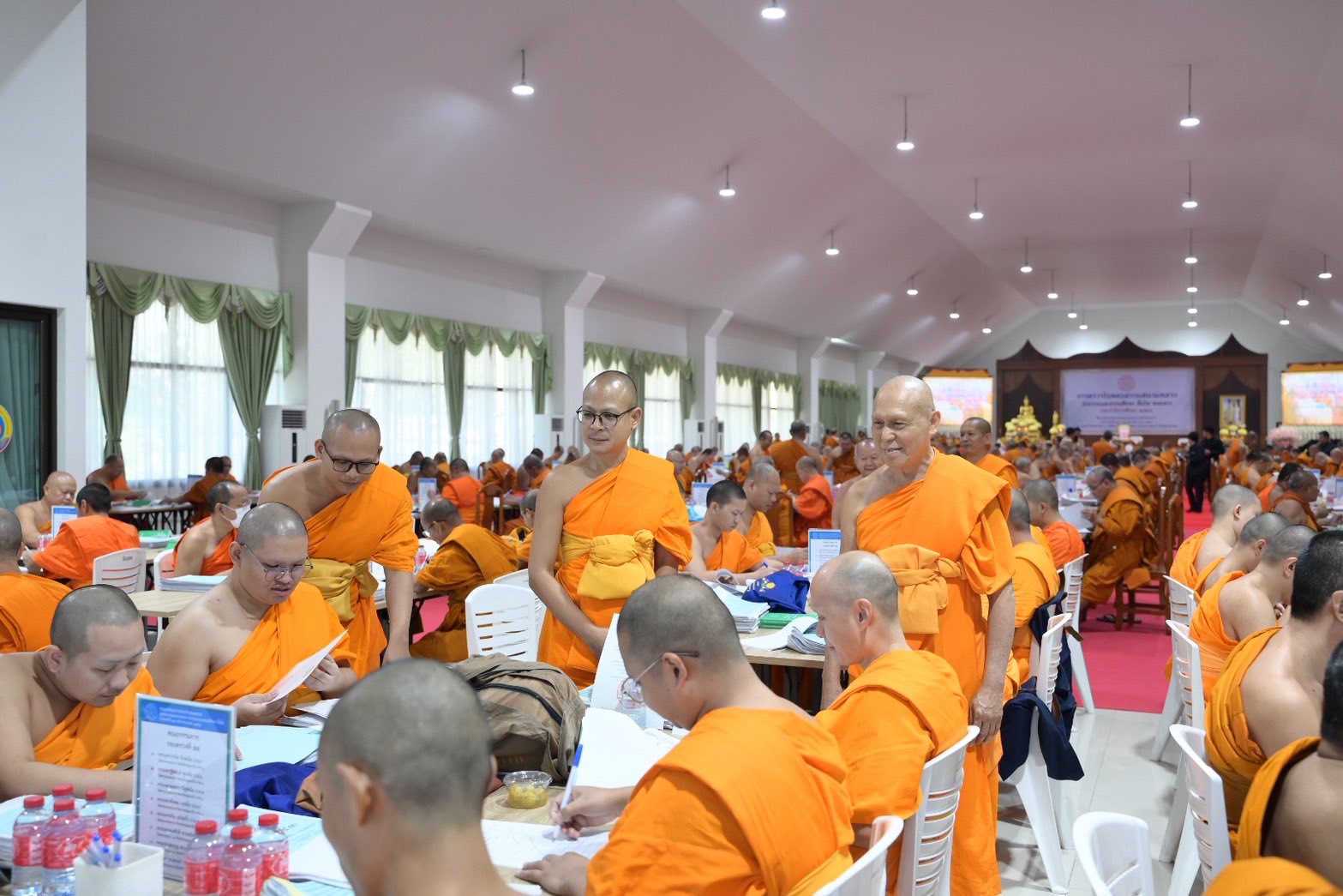 คณะสงฆ์วัดพระธรรมกาย ร่วมเป็นคณะกรรมการตรวจใบตอบธรรมสนามหลวง นักธรรมและธรรมศึกษาชั้นโท