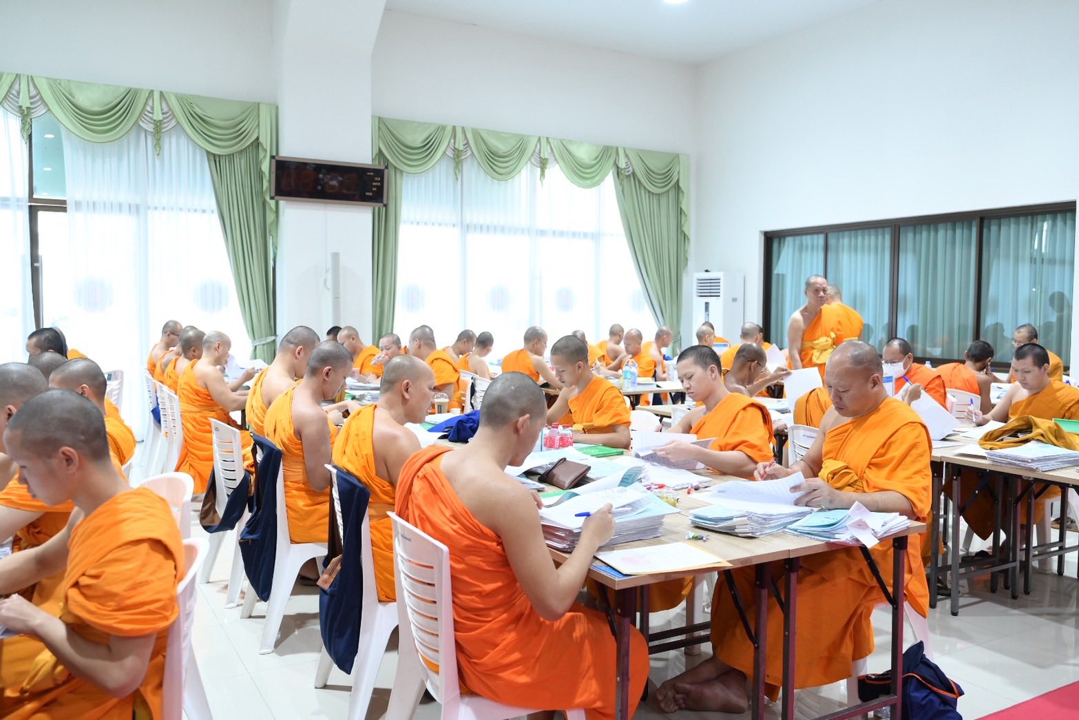 คณะสงฆ์วัดพระธรรมกาย ร่วมเป็นคณะกรรมการตรวจใบตอบธรรมสนามหลวง นักธรรมและธรรมศึกษาชั้นโท
