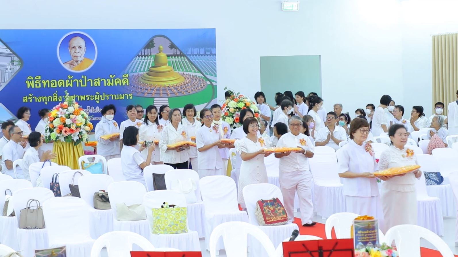 ศูนย์ปฏิบัติธรรมน้ำใสใจสว่าง จัดพิธีทอดผ้าป่าตอกเสาเข็มต้นแรกหอฉันคุณยายอาจารย์ฯ