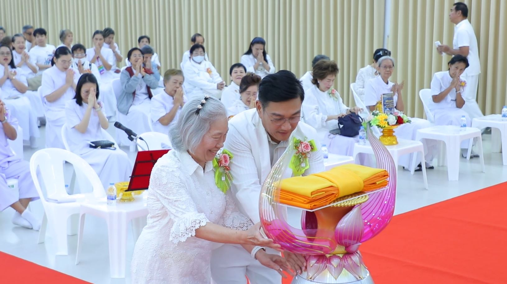 ศูนย์ปฏิบัติธรรมน้ำใสใจสว่าง จัดพิธีทอดผ้าป่าตอกเสาเข็มต้นแรกหอฉันคุณยายอาจารย์ฯ