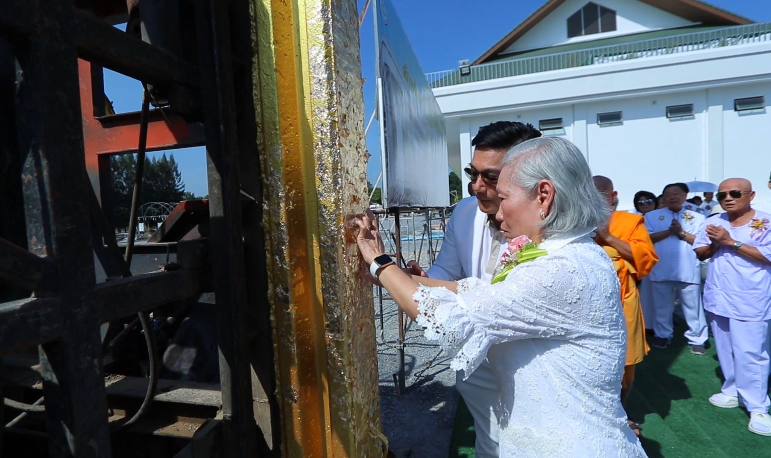 ศูนย์ปฏิบัติธรรมน้ำใสใจสว่าง จัดพิธีทอดผ้าป่าตอกเสาเข็มต้นแรกหอฉันคุณยายอาจารย์ฯ