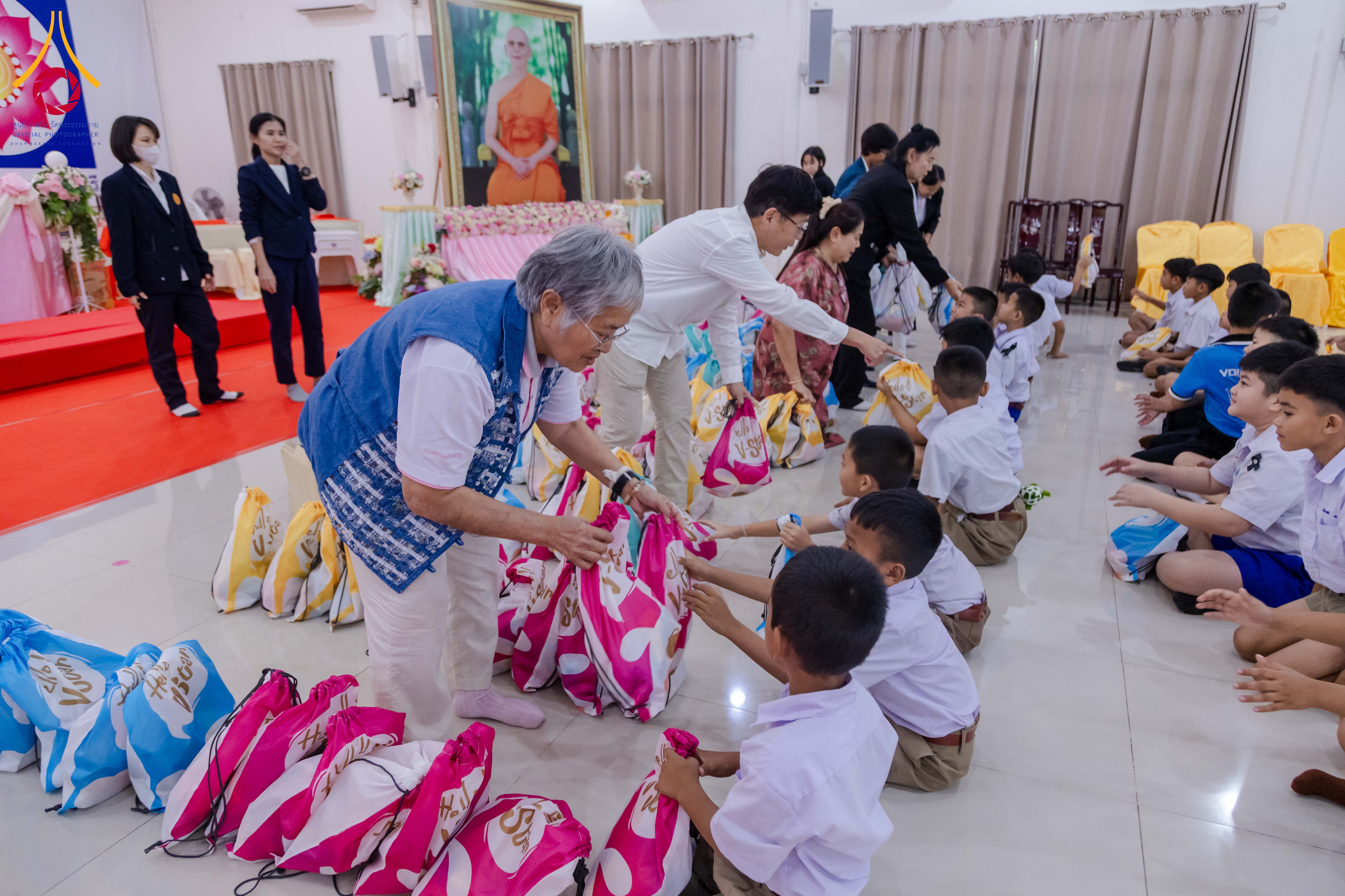 พิธีมอบโล่โครงการเจริญพระพุทธมนต์บทธัมมจักกัปปวัตตนสูตร และกิจกรรมรวมพลังเด็กดี V-Star ณ ศูนย์ปฏิบัติธรรมสระบุรี