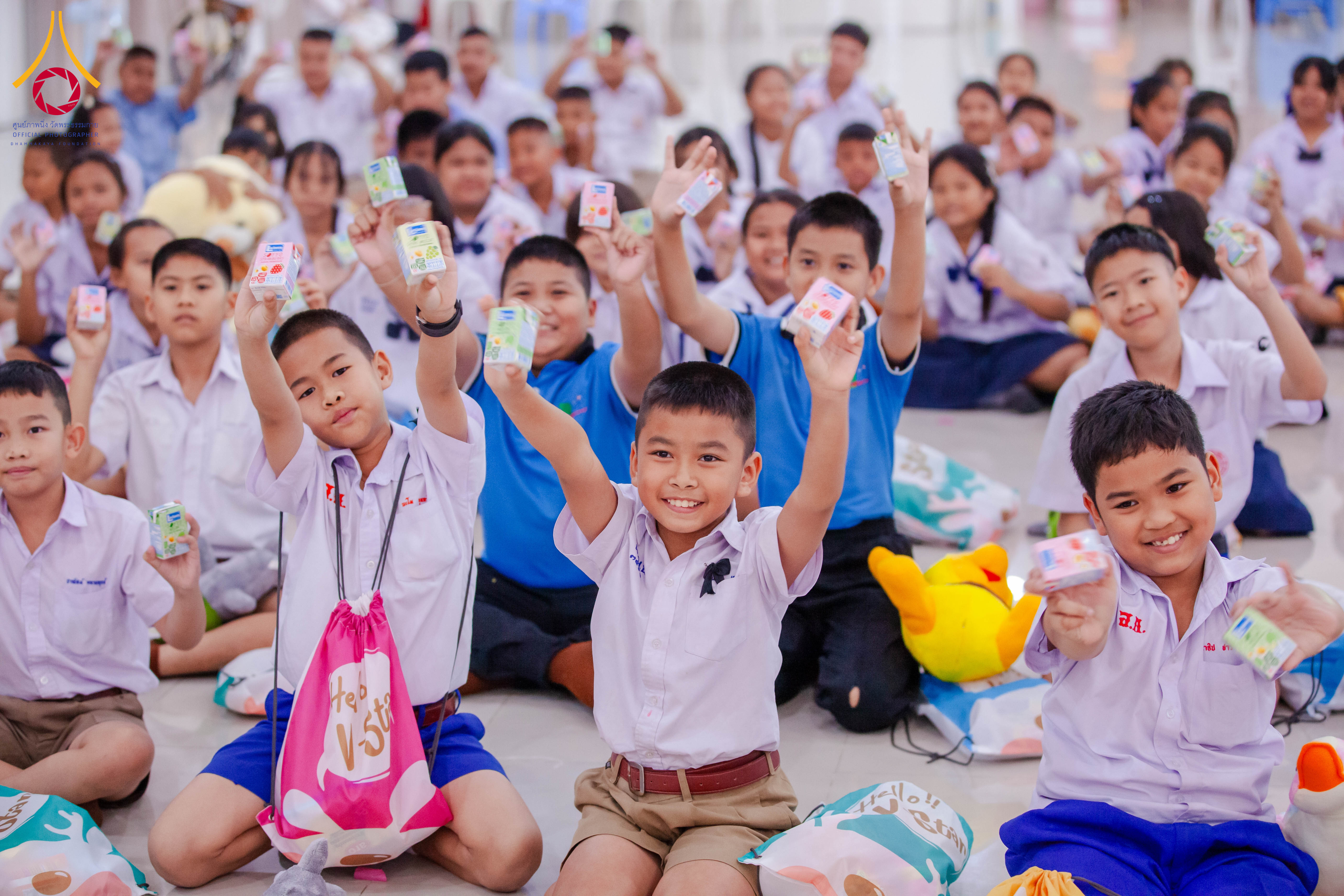 พิธีมอบโล่โครงการเจริญพระพุทธมนต์บทธัมมจักกัปปวัตตนสูตร และกิจกรรมรวมพลังเด็กดี V-Star ณ ศูนย์ปฏิบัติธรรมสระบุรี