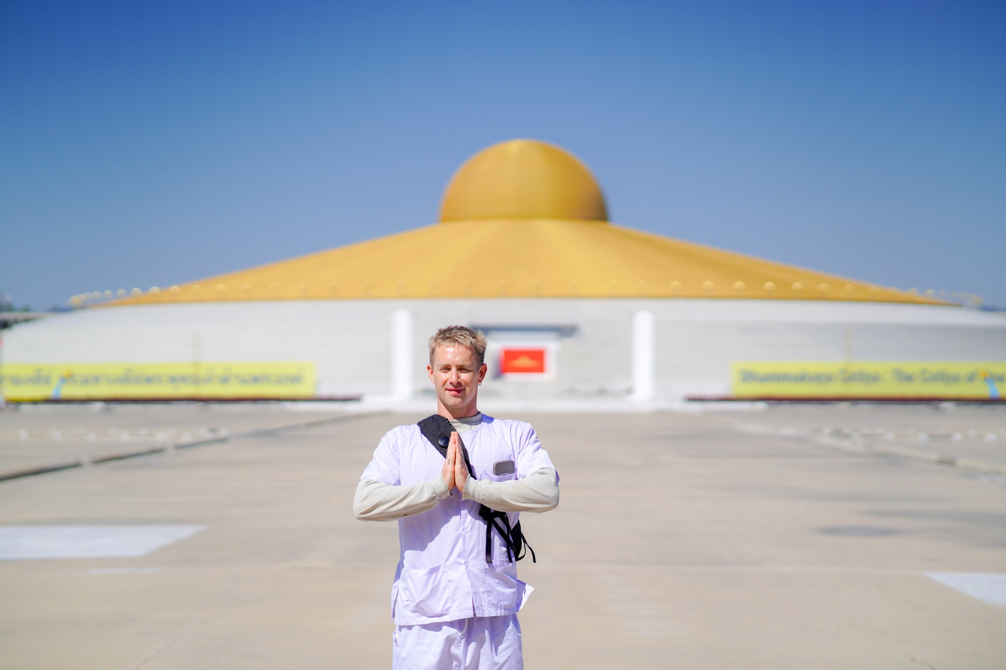 สถาปนิกชาวไอริช เดินทางมาเยี่ยมชมวัดพระธรรมกาย