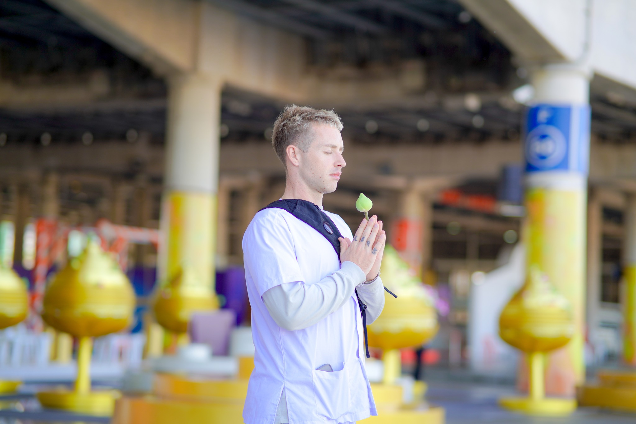 สถาปนิกชาวไอริช เดินทางมาเยี่ยมชมวัดพระธรรมกาย