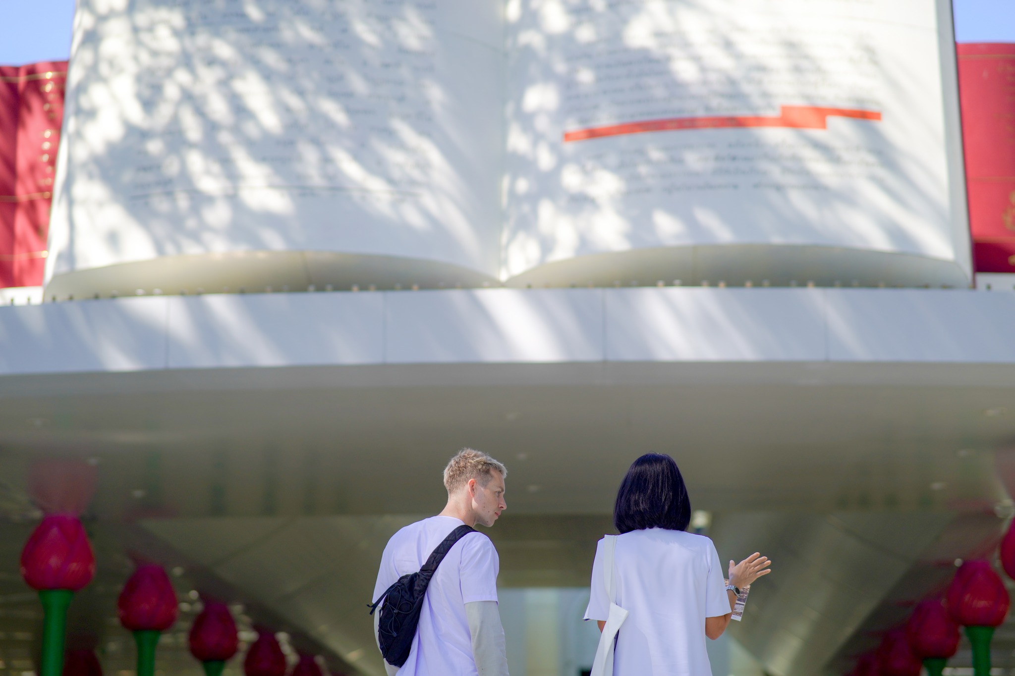 สถาปนิกชาวไอริช เดินทางมาเยี่ยมชมวัดพระธรรมกาย