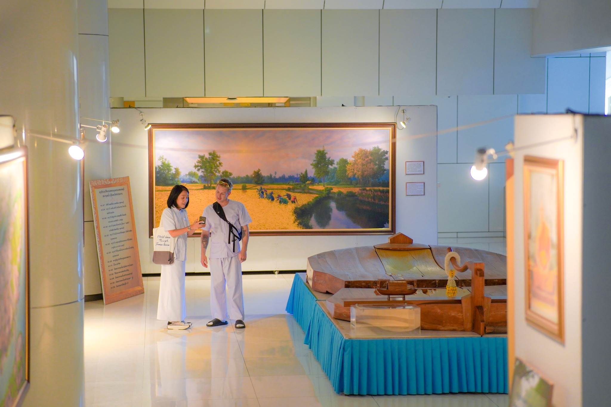 สถาปนิกชาวไอริช เดินทางมาเยี่ยมชมวัดพระธรรมกาย