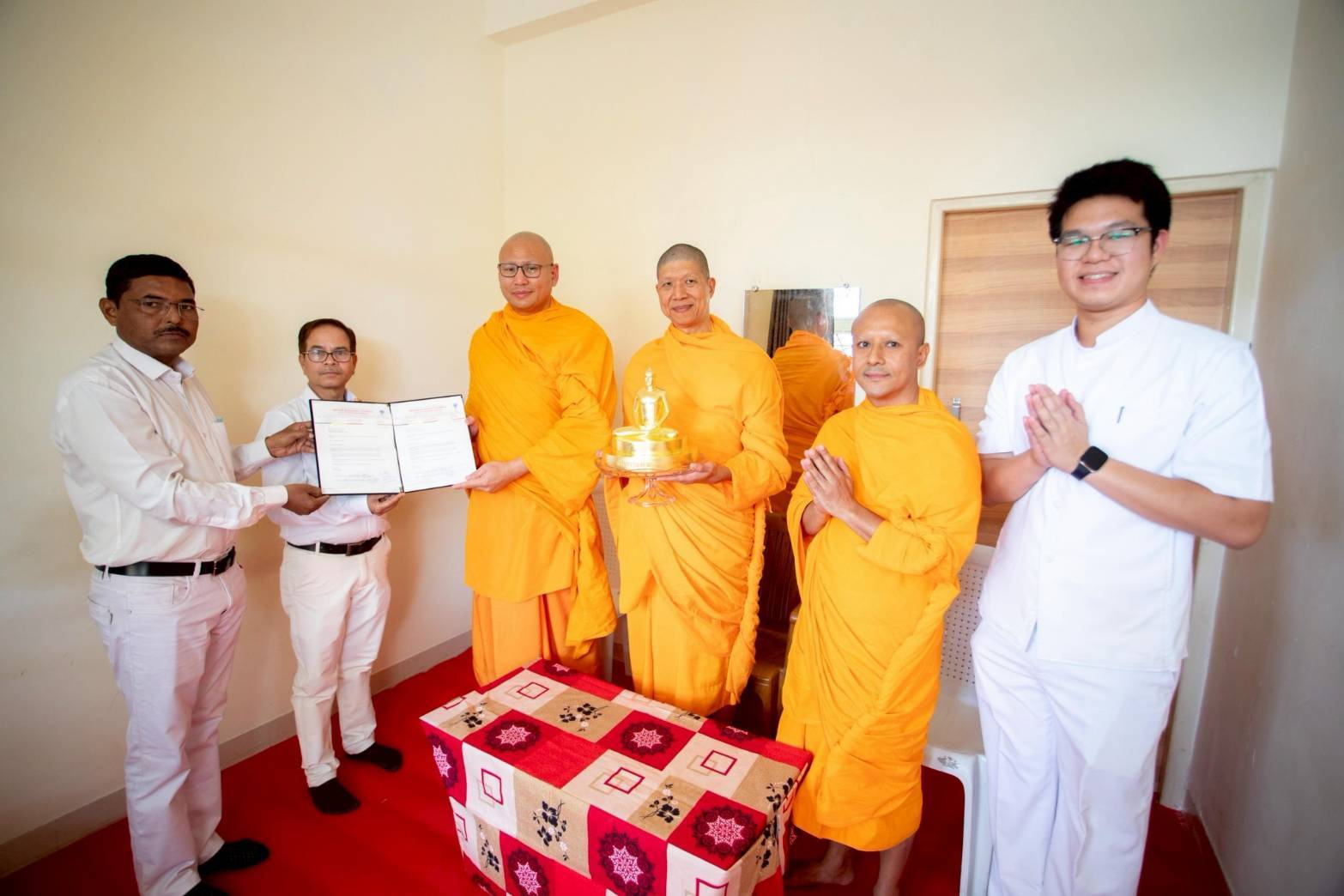 คณะสงฆ์วัดพระธรรมกาย เป็นผู้แทนรับมอบหนังสือแสดงเจตจำนงถวายสิทธิครอบครองและใช้ประโยชน์วัดสันติวัน