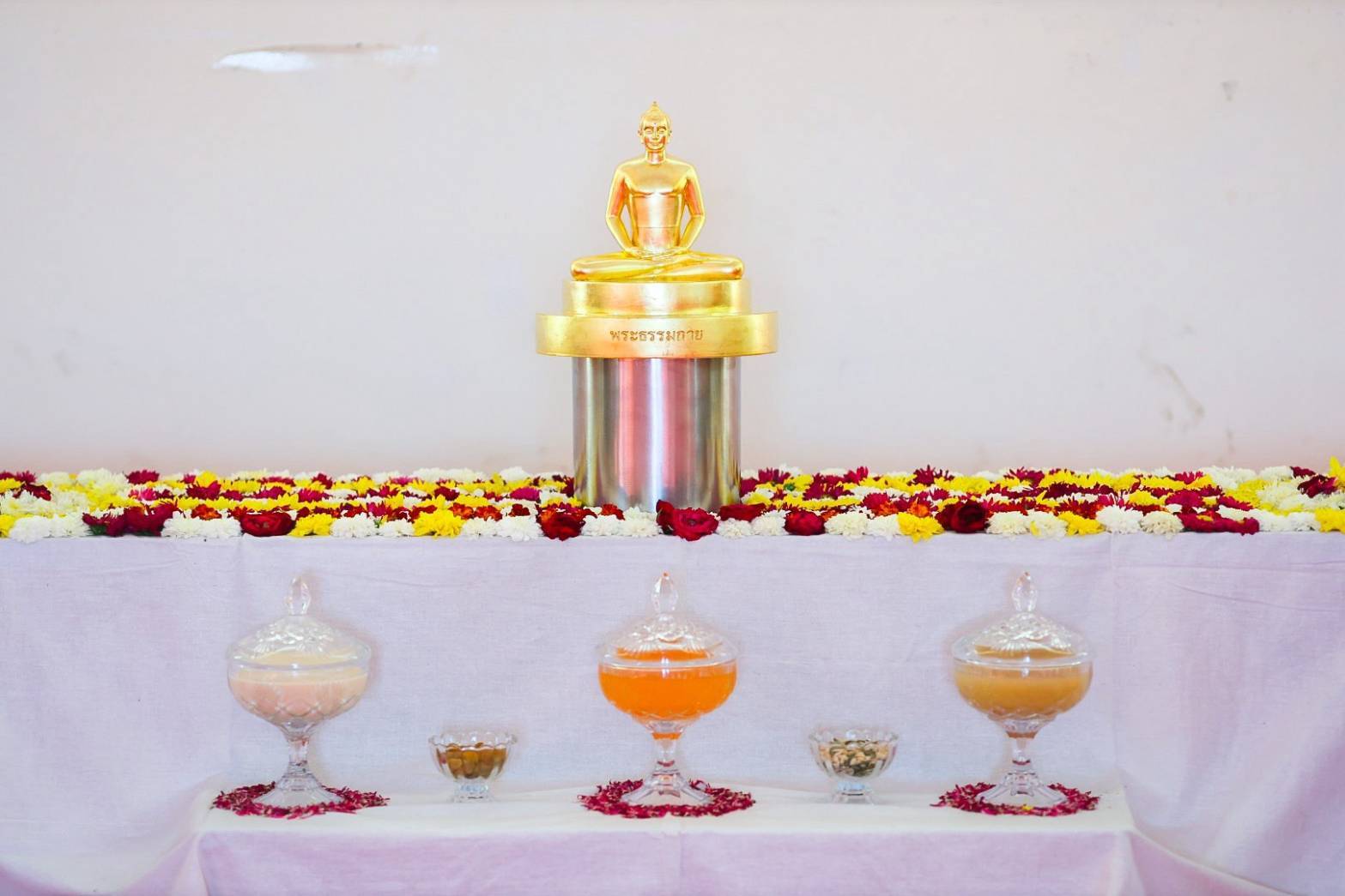 คณะสงฆ์วัดพระธรรมกาย เป็นผู้แทนรับมอบหนังสือแสดงเจตจำนงถวายสิทธิครอบครองและใช้ประโยชน์วัดสันติวัน