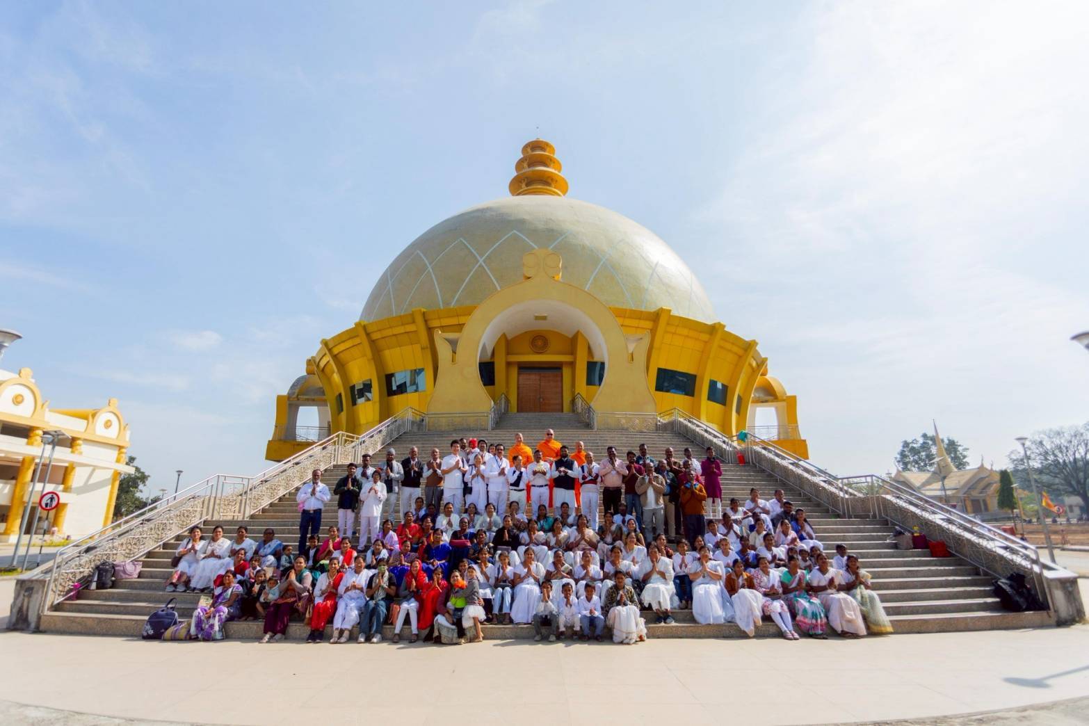คณะสงฆ์วัดพระธรรมกาย เป็นผู้แทนรับมอบหนังสือแสดงเจตจำนงถวายสิทธิครอบครองและใช้ประโยชน์วัดสันติวัน