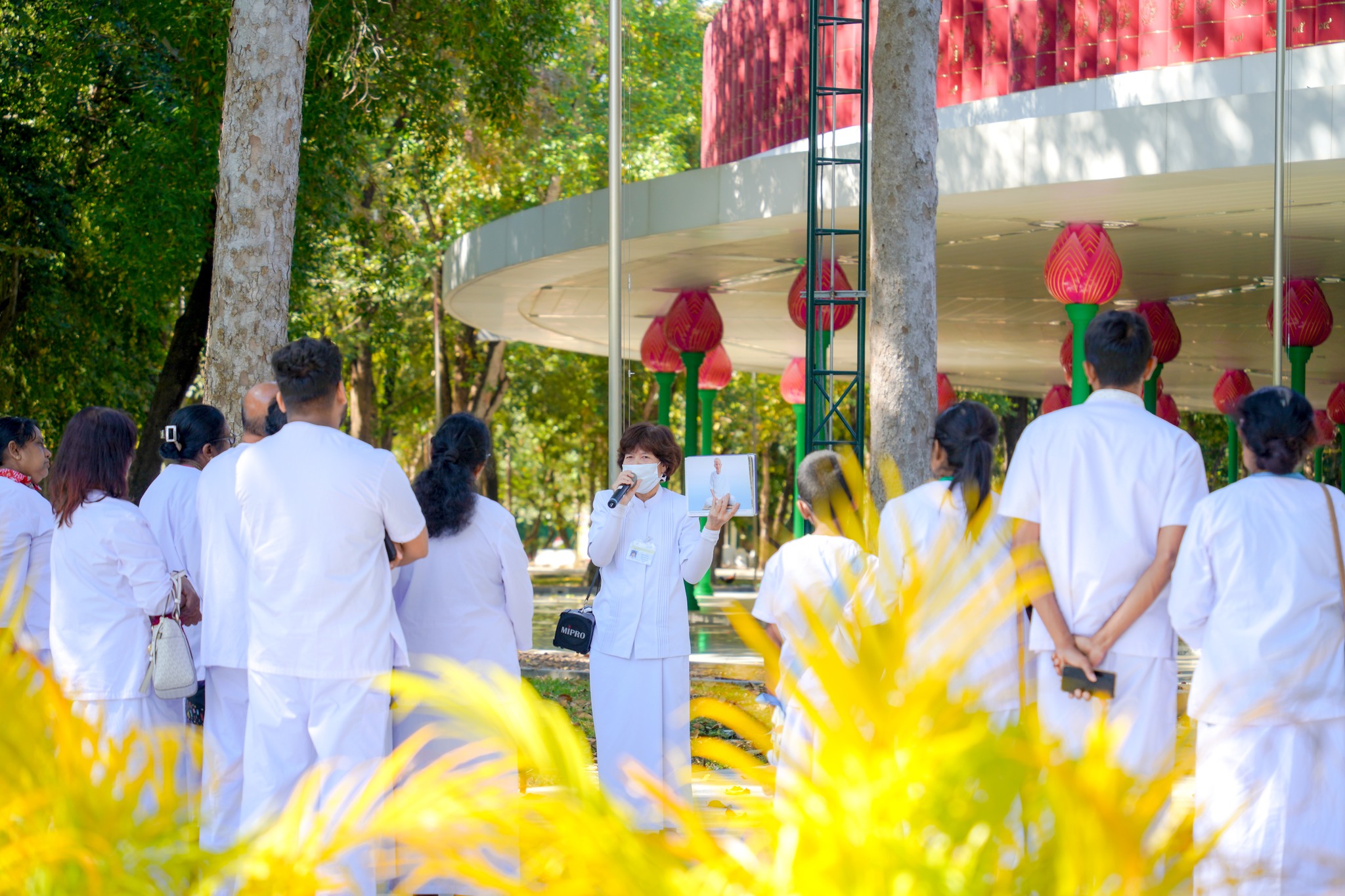 คณะชาวศรีลังกา มาเยี่ยมชมวัดพระธรรมกาย