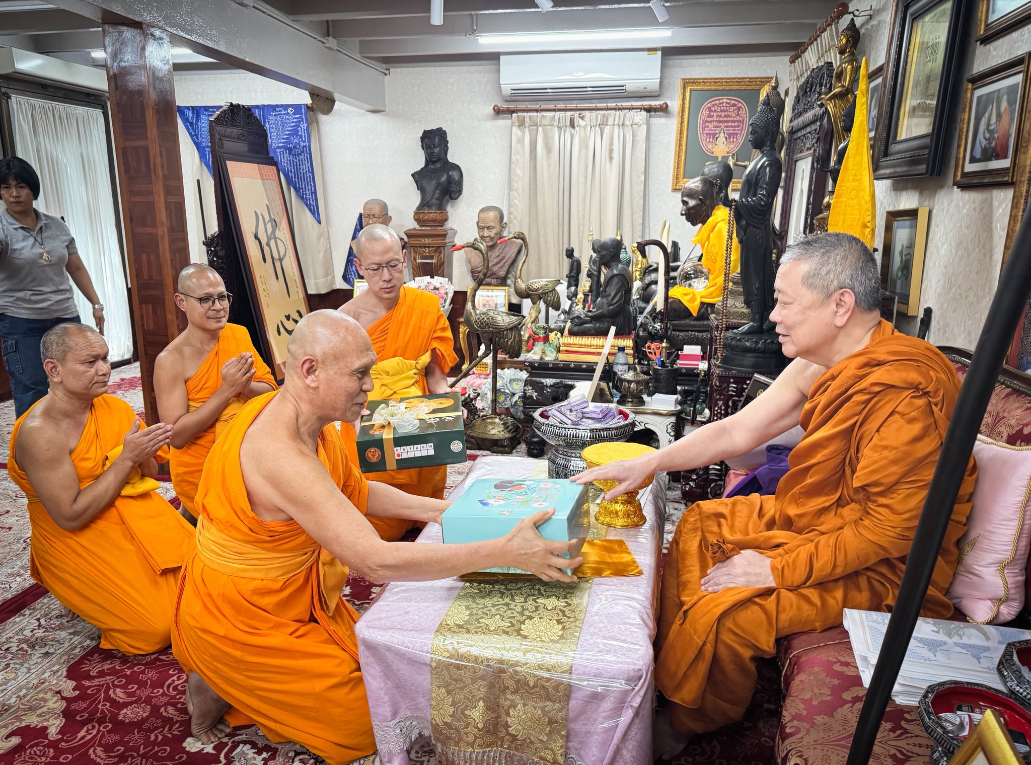 เจ้าคณะใหญ่หนกลาง รับถวายสักการะวันขึ้นปีใหม่จากเจ้าอาวาสวัดพระธรรมกาย