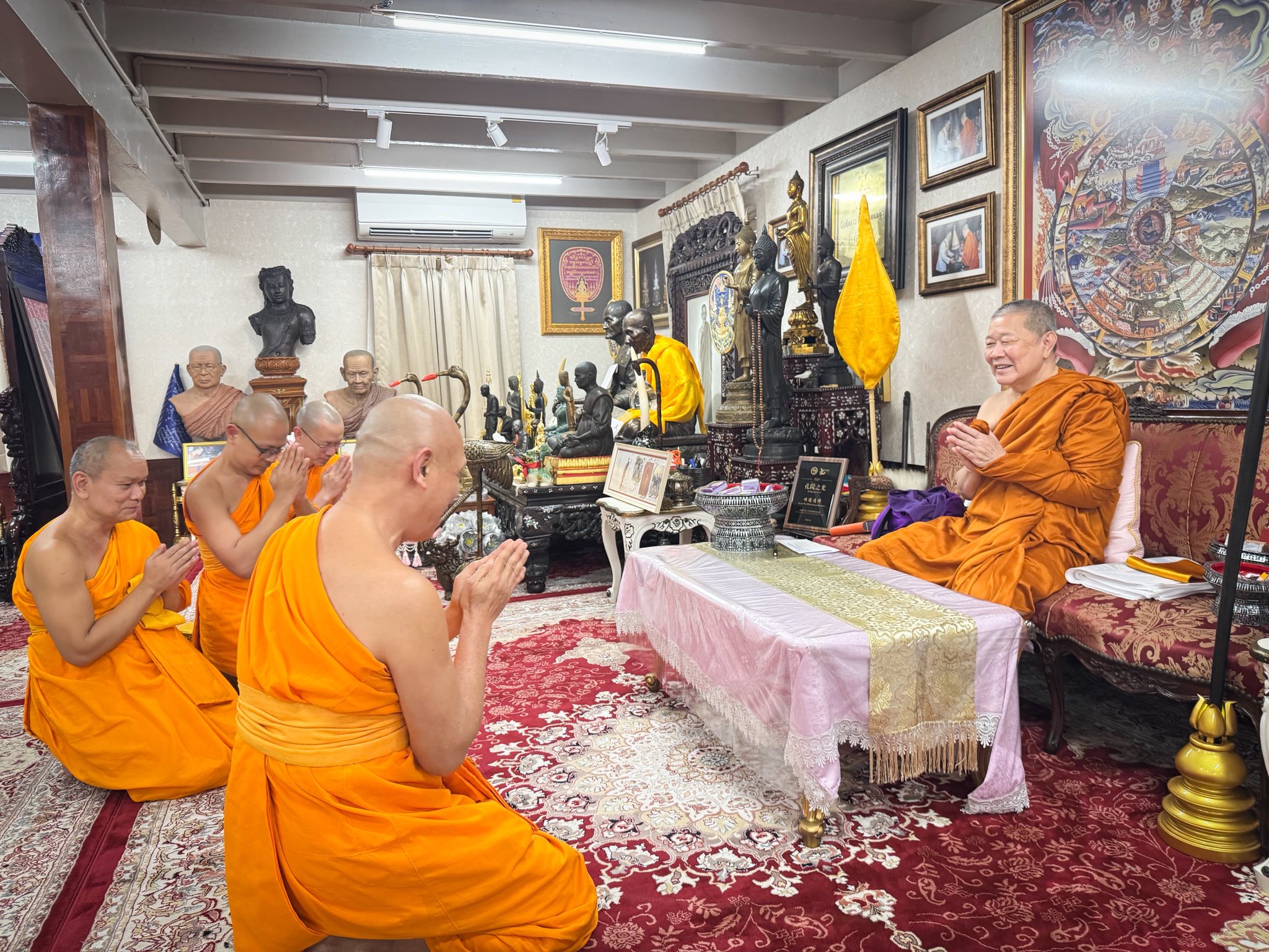 เจ้าคณะใหญ่หนกลาง รับถวายสักการะวันขึ้นปีใหม่จากเจ้าอาวาสวัดพระธรรมกาย