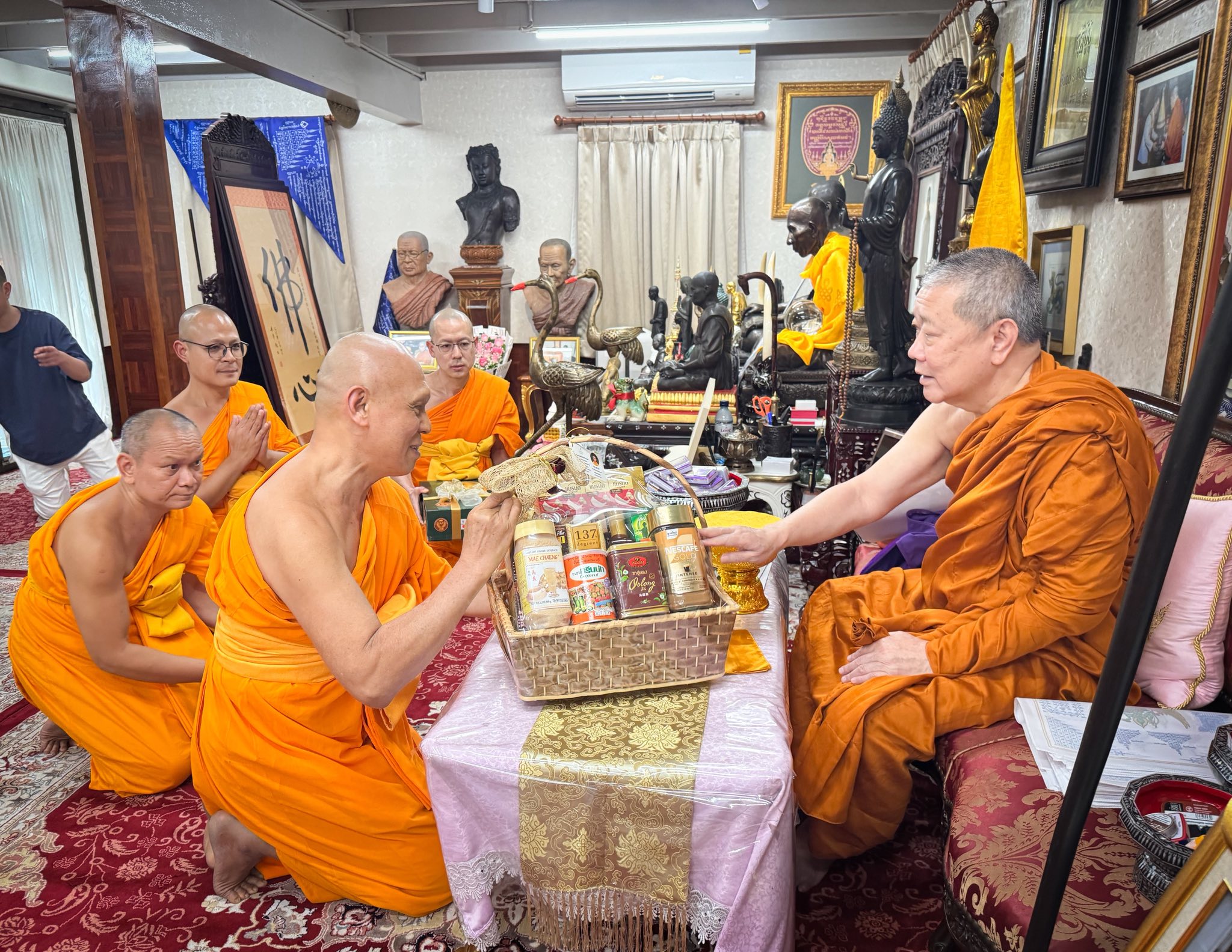 เจ้าคณะใหญ่หนกลาง รับถวายสักการะวันขึ้นปีใหม่จากเจ้าอาวาสวัดพระธรรมกาย