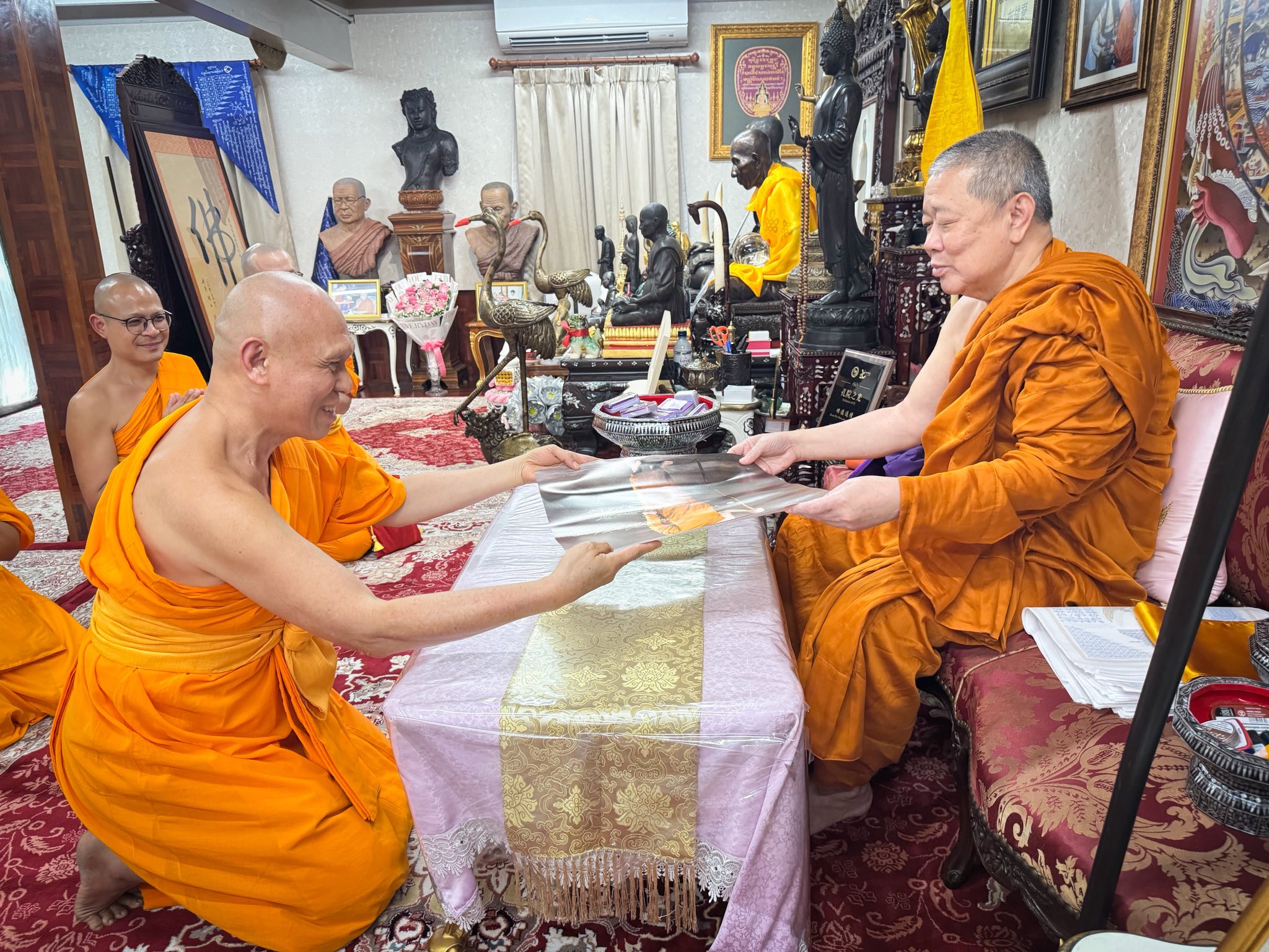 เจ้าคณะใหญ่หนกลาง รับถวายสักการะวันขึ้นปีใหม่จากเจ้าอาวาสวัดพระธรรมกาย