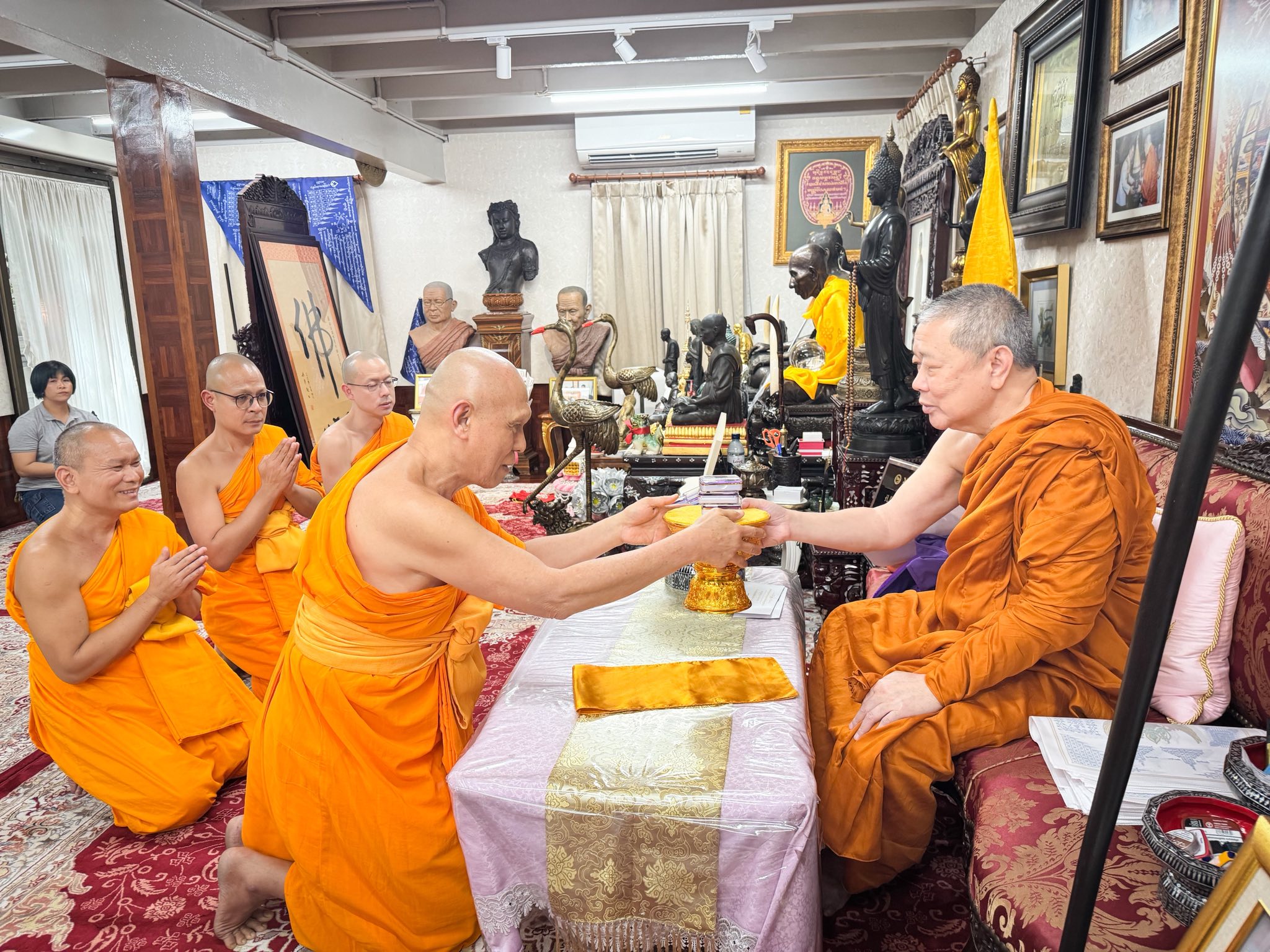 เจ้าคณะใหญ่หนกลาง รับถวายสักการะวันขึ้นปีใหม่จากเจ้าอาวาสวัดพระธรรมกาย