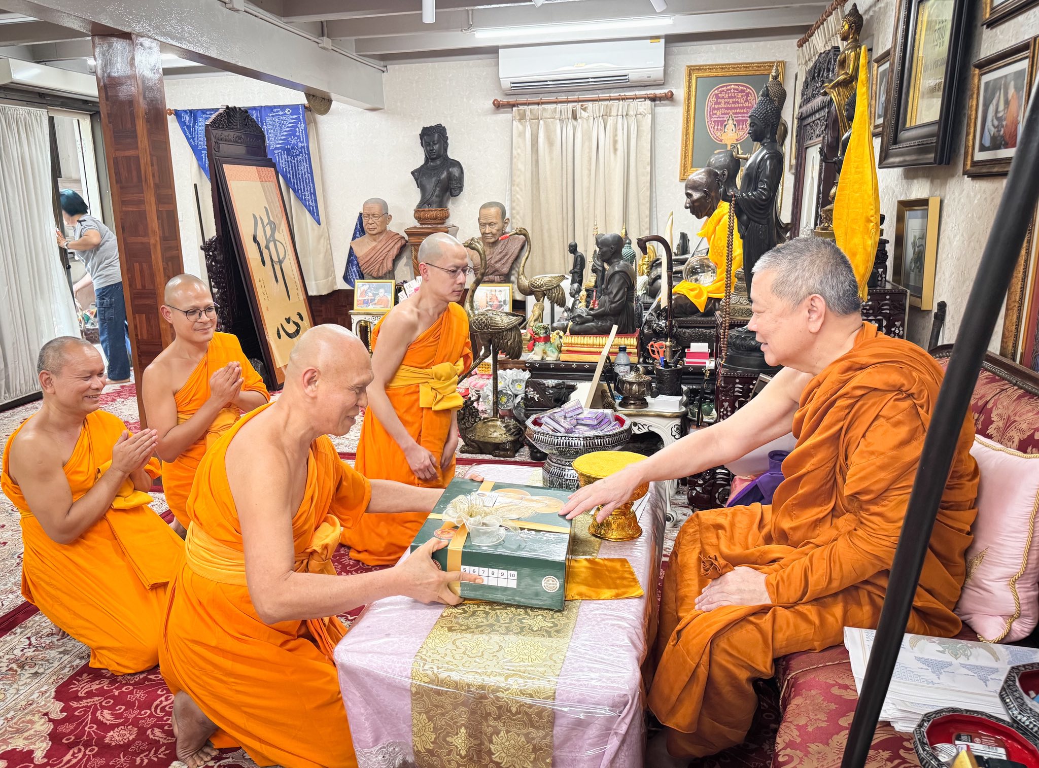 เจ้าคณะใหญ่หนกลาง รับถวายสักการะวันขึ้นปีใหม่จากเจ้าอาวาสวัดพระธรรมกาย