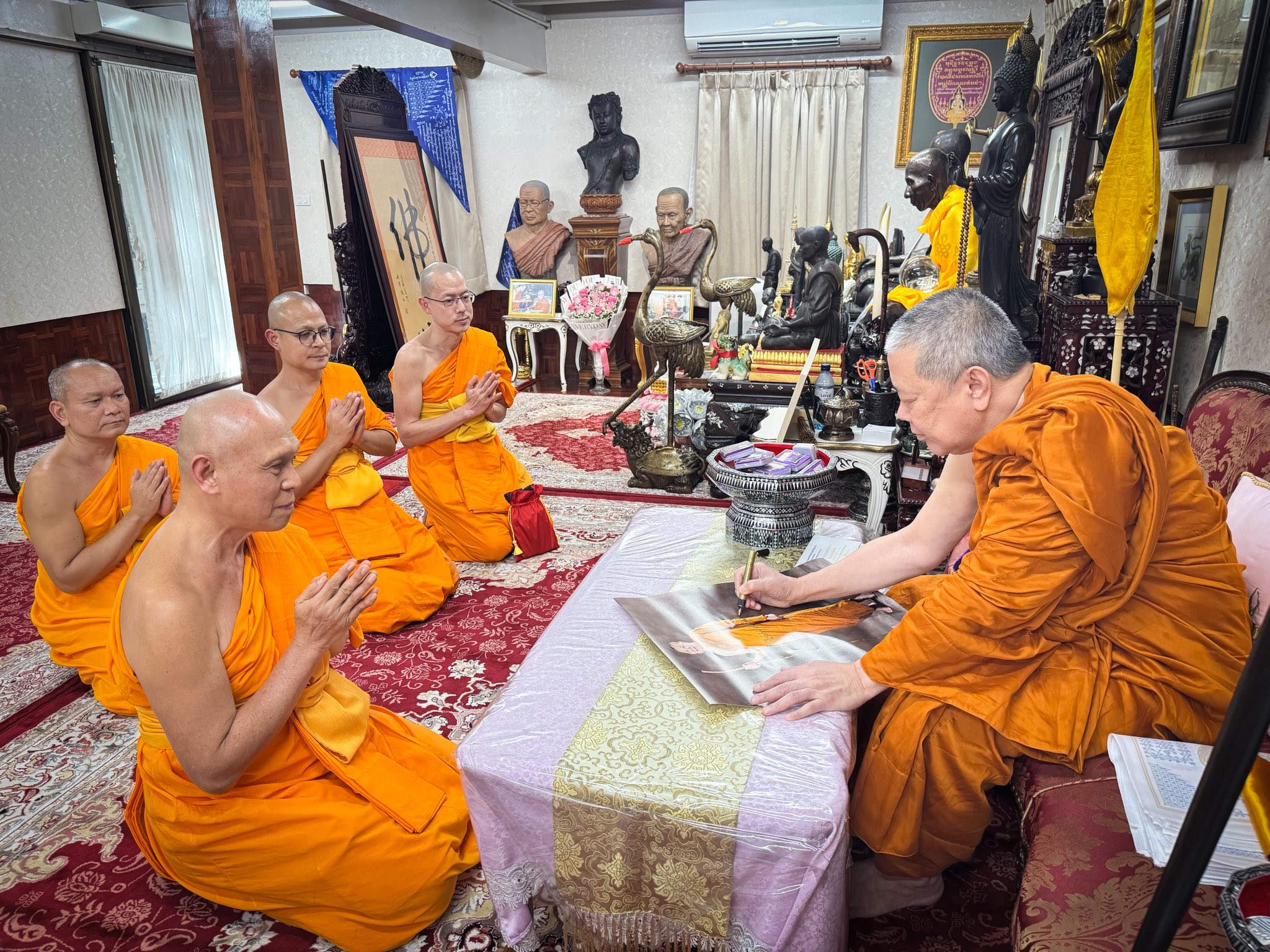 เจ้าคณะใหญ่หนกลาง รับถวายสักการะวันขึ้นปีใหม่จากเจ้าอาวาสวัดพระธรรมกาย