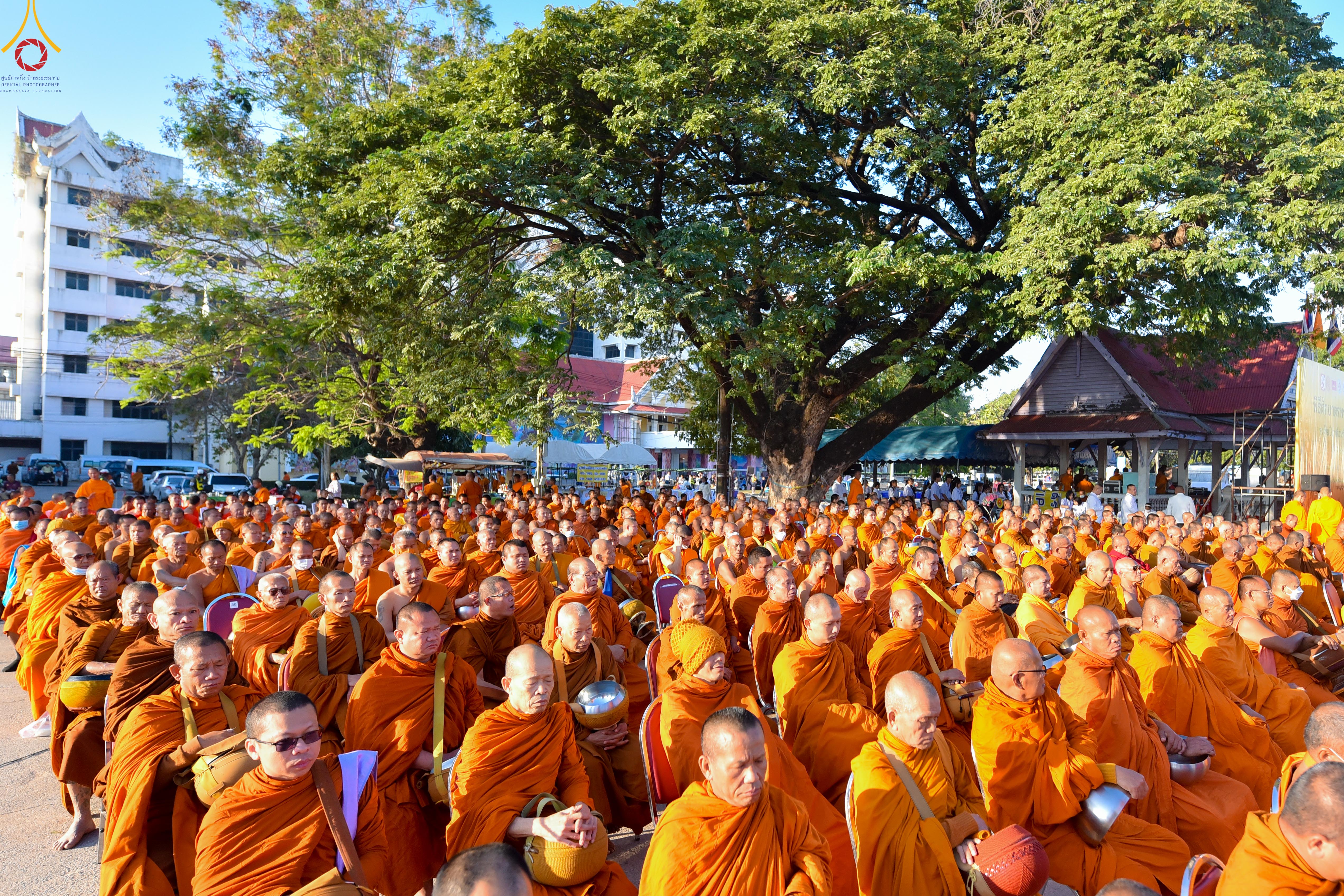 พิธีทำบุญตักบาตรพระ 1,069 รูป จังหวัดกาฬสินธุ์ ส่งท้ายปีเก่าต้อนรับปีใหม่