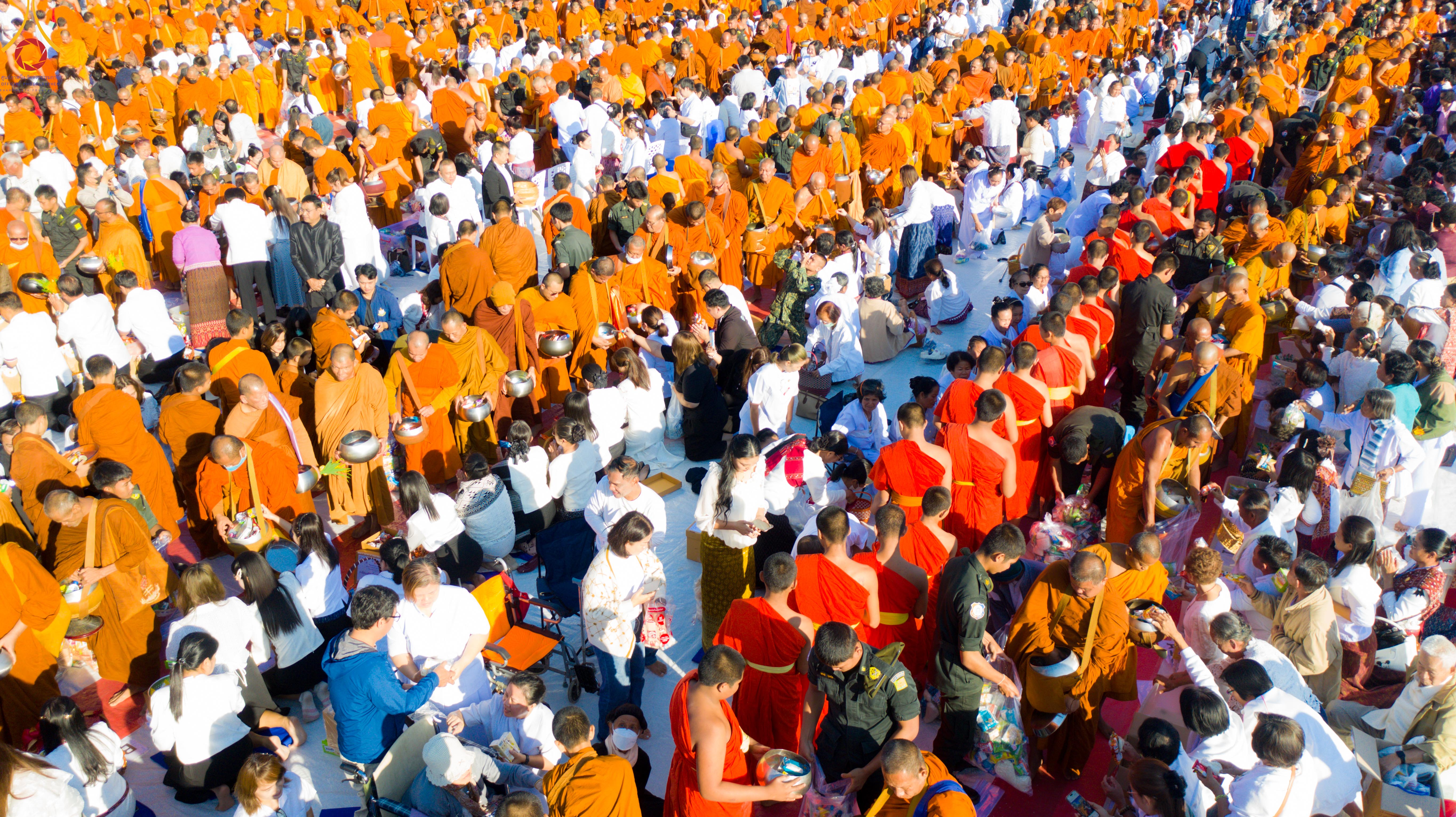 พิธีทำบุญตักบาตรพระ 1,069 รูป จังหวัดกาฬสินธุ์ ส่งท้ายปีเก่าต้อนรับปีใหม่