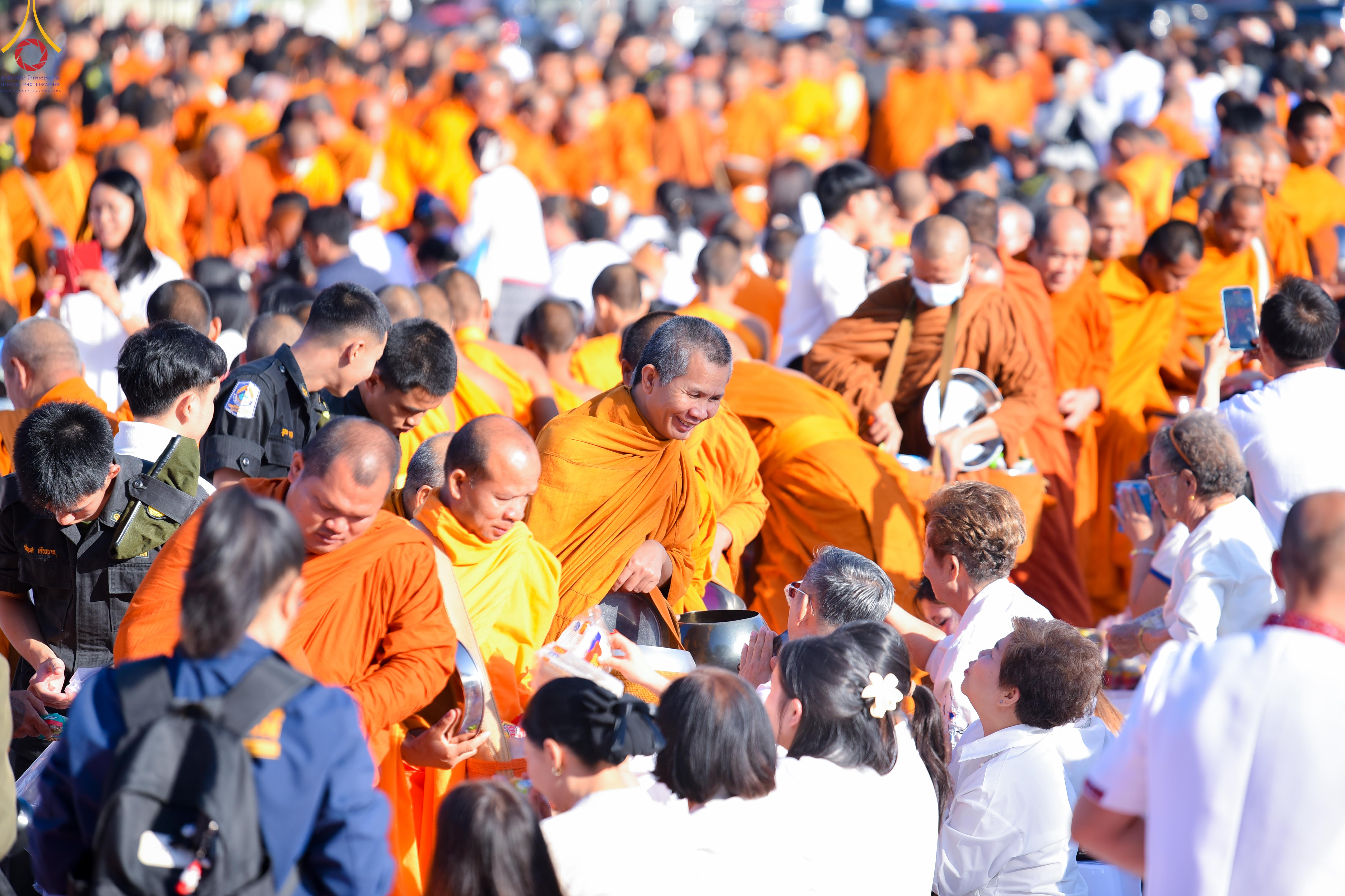 พิธีทำบุญตักบาตรพระ 1,069 รูป จังหวัดกาฬสินธุ์ ส่งท้ายปีเก่าต้อนรับปีใหม่