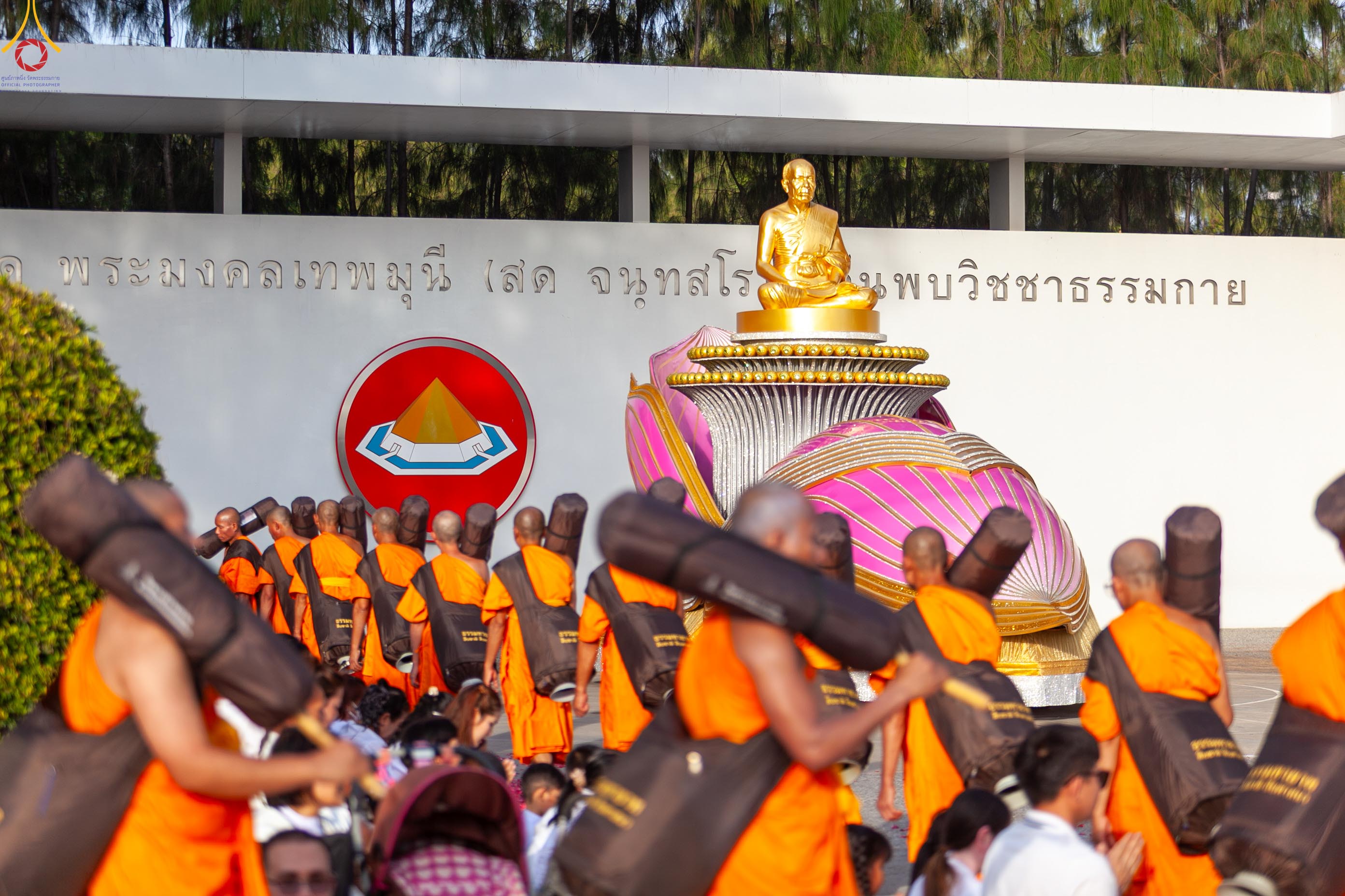 พิธีต้อนรับพระธรรมยาตรา ปีที่ 14 หน้าที่ว่าการ อำเภอสองพี่น้อง-อนุสรณ์สถานมหาวิหารพระมงคลเทพมุนี จังหวัดสุพรรณบุรี