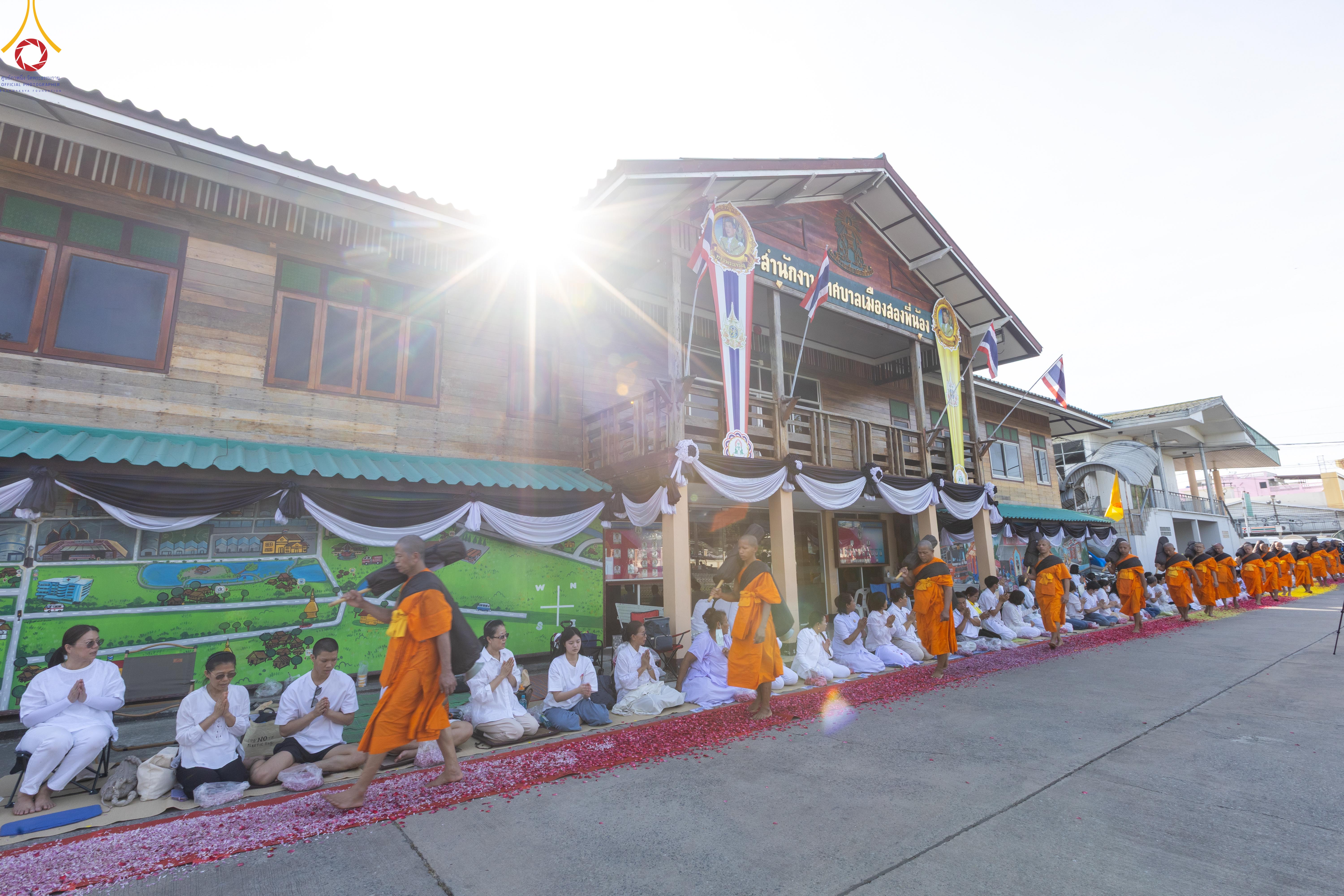 พิธีต้อนรับพระธรรมยาตรา ปีที่ 14 หน้าที่ว่าการ อำเภอสองพี่น้อง-อนุสรณ์สถานมหาวิหารพระมงคลเทพมุนี จังหวัดสุพรรณบุรี