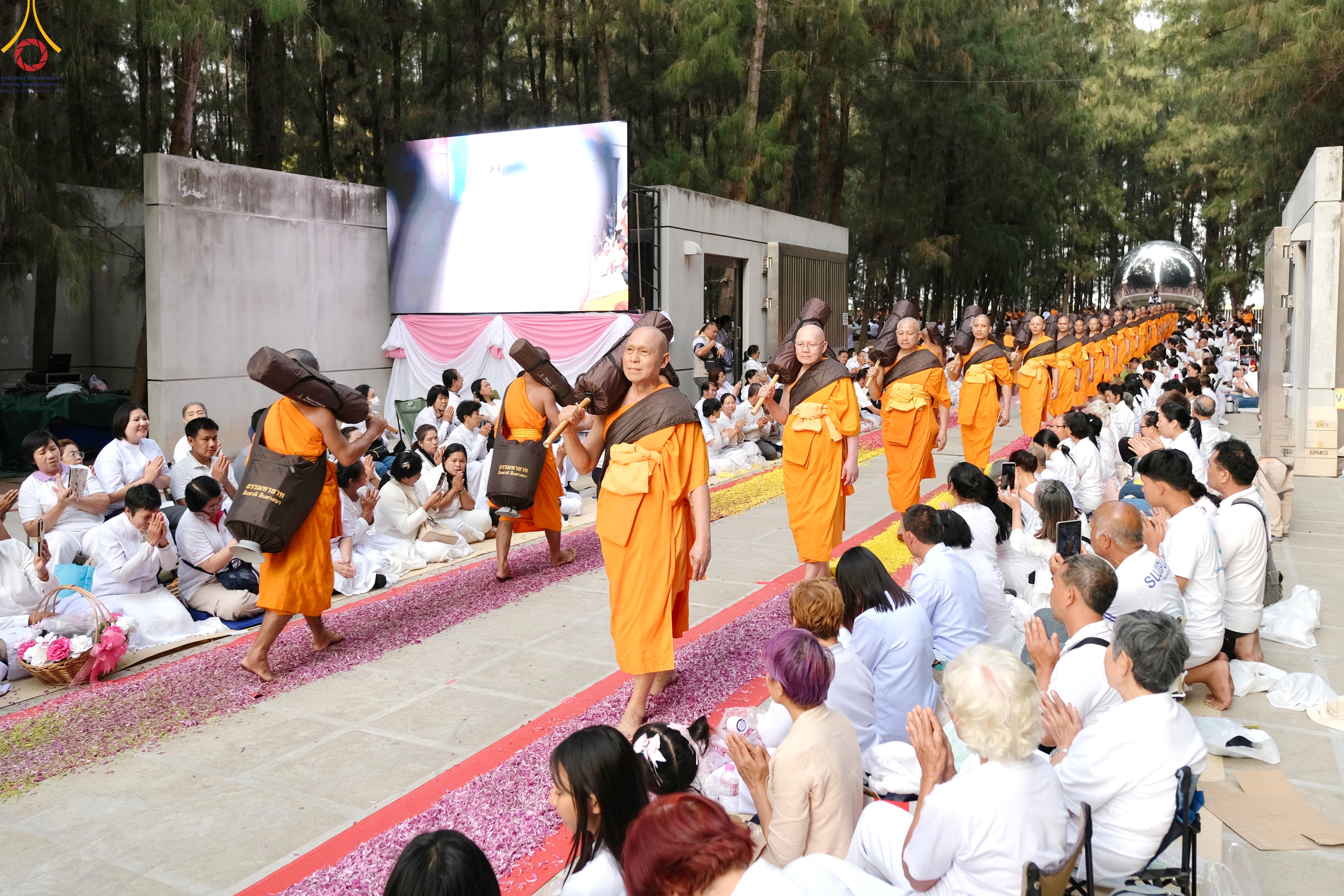 พิธีต้อนรับพระธรรมยาตรา ปีที่ 14 หน้าที่ว่าการ อำเภอสองพี่น้อง-อนุสรณ์สถานมหาวิหารพระมงคลเทพมุนี จังหวัดสุพรรณบุรี