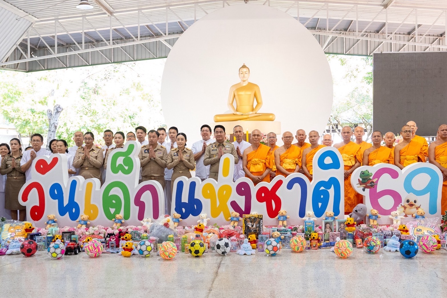 วัดพระธรรมกาย มอบของขวัญสนับสนุนการจัดงานวันเด็กแห่งชาติ แก่องค์กรภาคีเครือข่ายกว่า 200 องค์กร