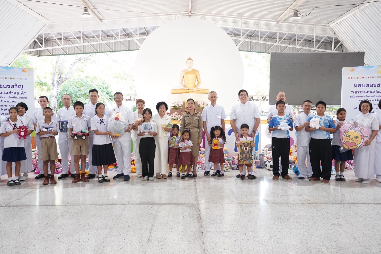 วัดพระธรรมกาย มอบของขวัญสนับสนุนการจัดงานวันเด็กแห่งชาติ แก่องค์กรภาคีเครือข่ายกว่า 200 องค์กร