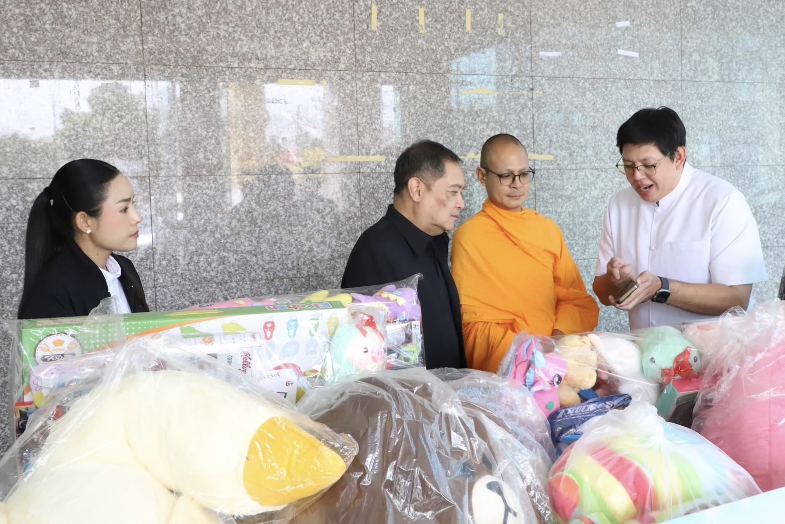 ผู้ว่าราชการจังหวัดปทุมธานี รับมอบของขวัญวันเด็กจากวัดพระธรรมกาย และคณะศิษย์