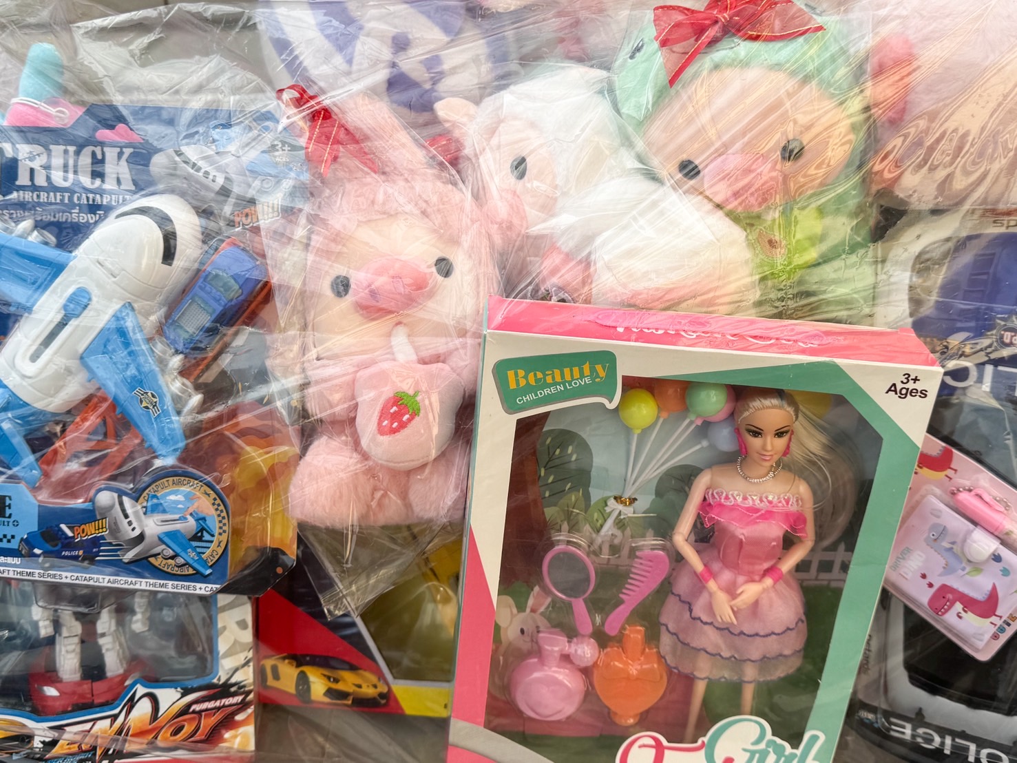 ผู้ว่าราชการจังหวัดปทุมธานี รับมอบของขวัญวันเด็กจากวัดพระธรรมกาย และคณะศิษย์