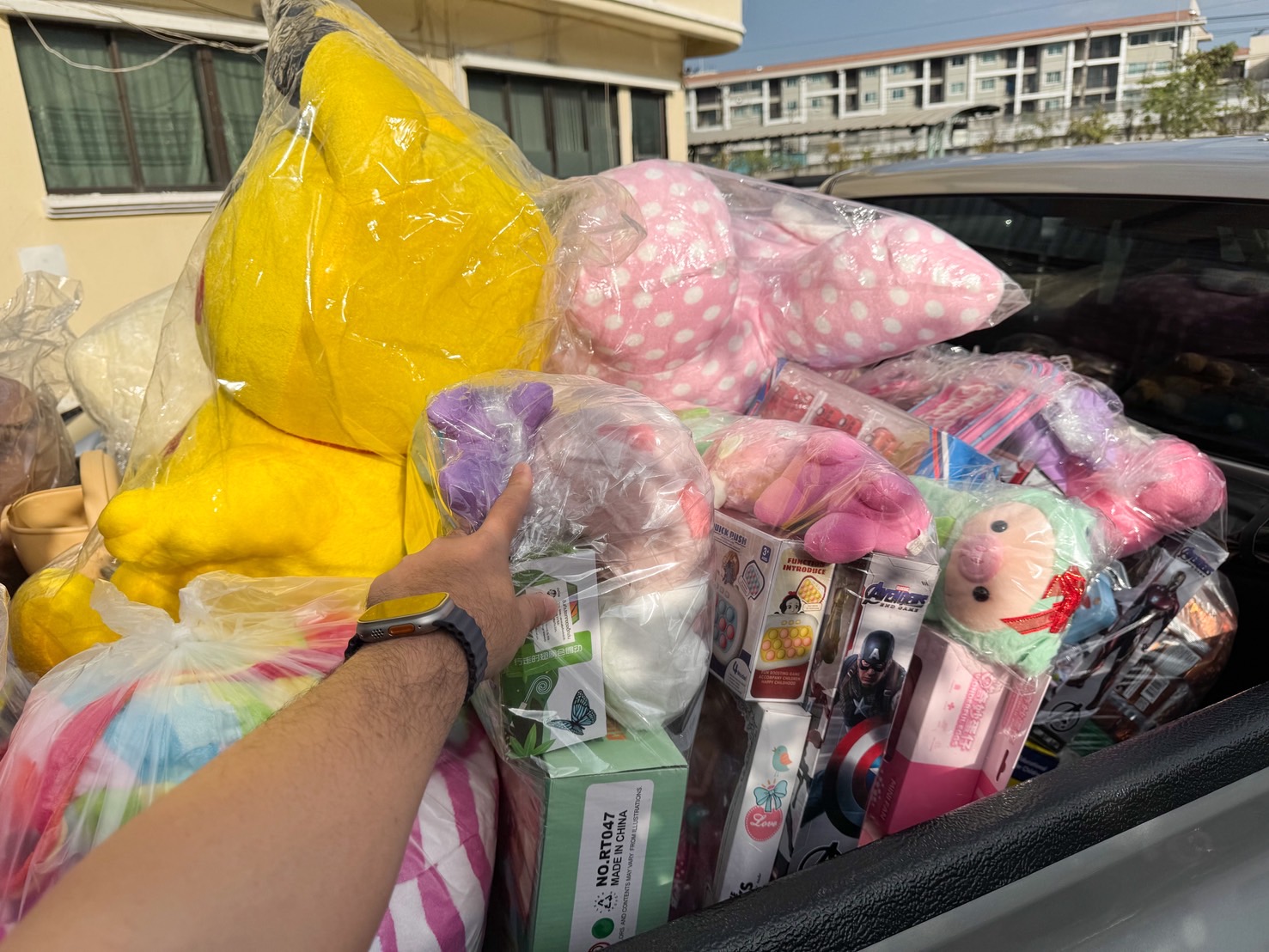 ผู้ว่าราชการจังหวัดปทุมธานี รับมอบของขวัญวันเด็กจากวัดพระธรรมกาย และคณะศิษย์